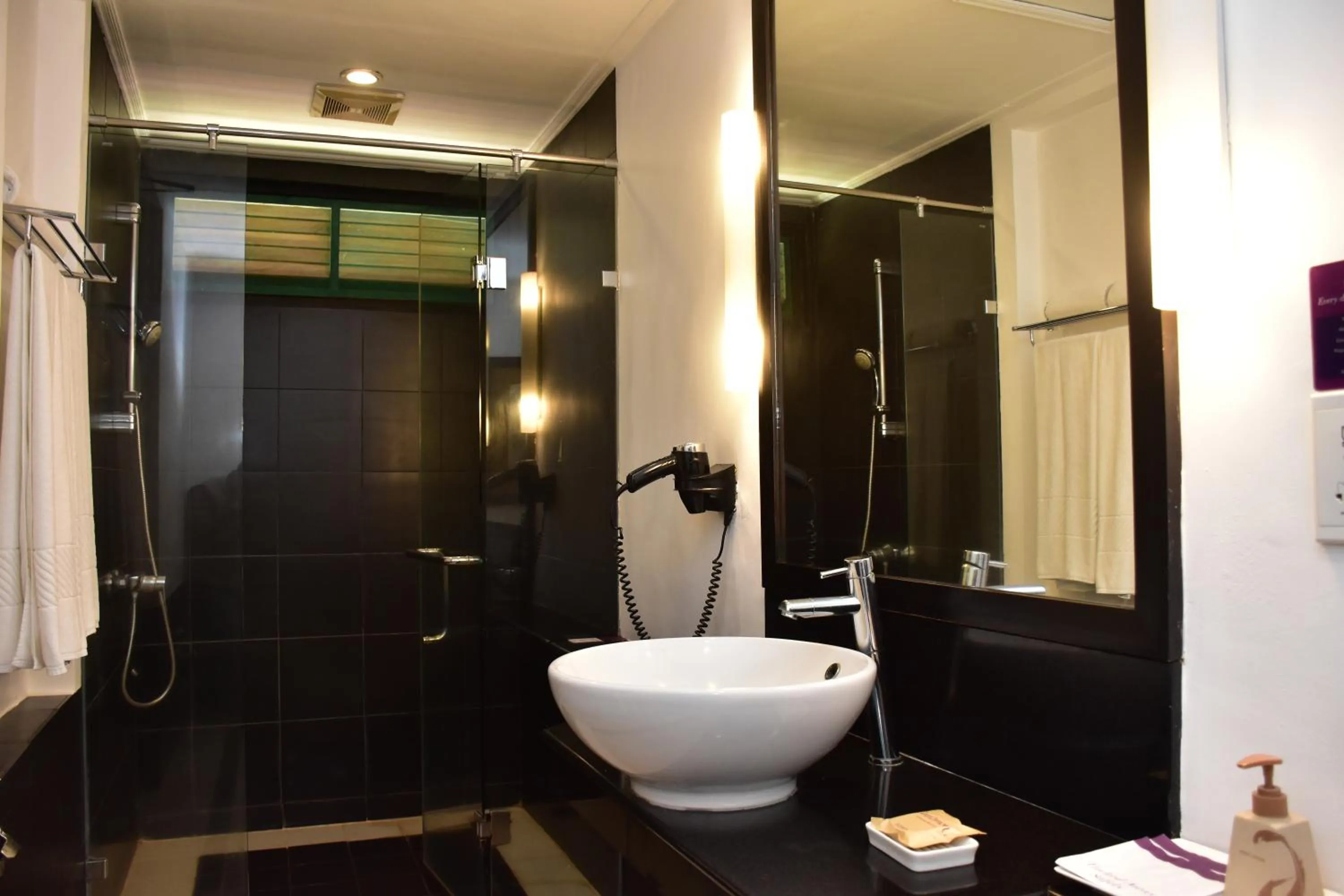 Bathroom in Cinnamon Lodge Habarana