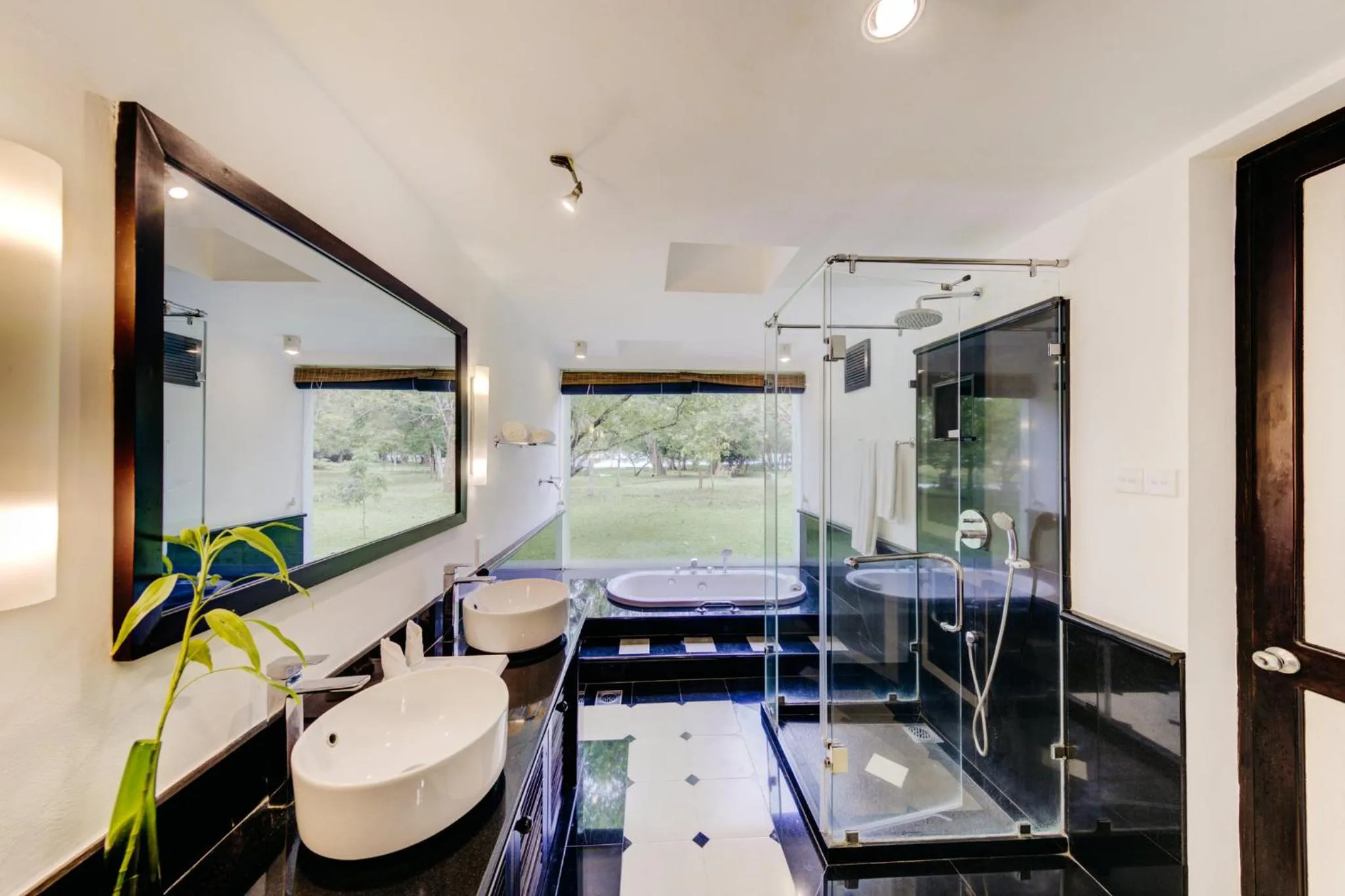 Bathroom in Cinnamon Lodge Habarana