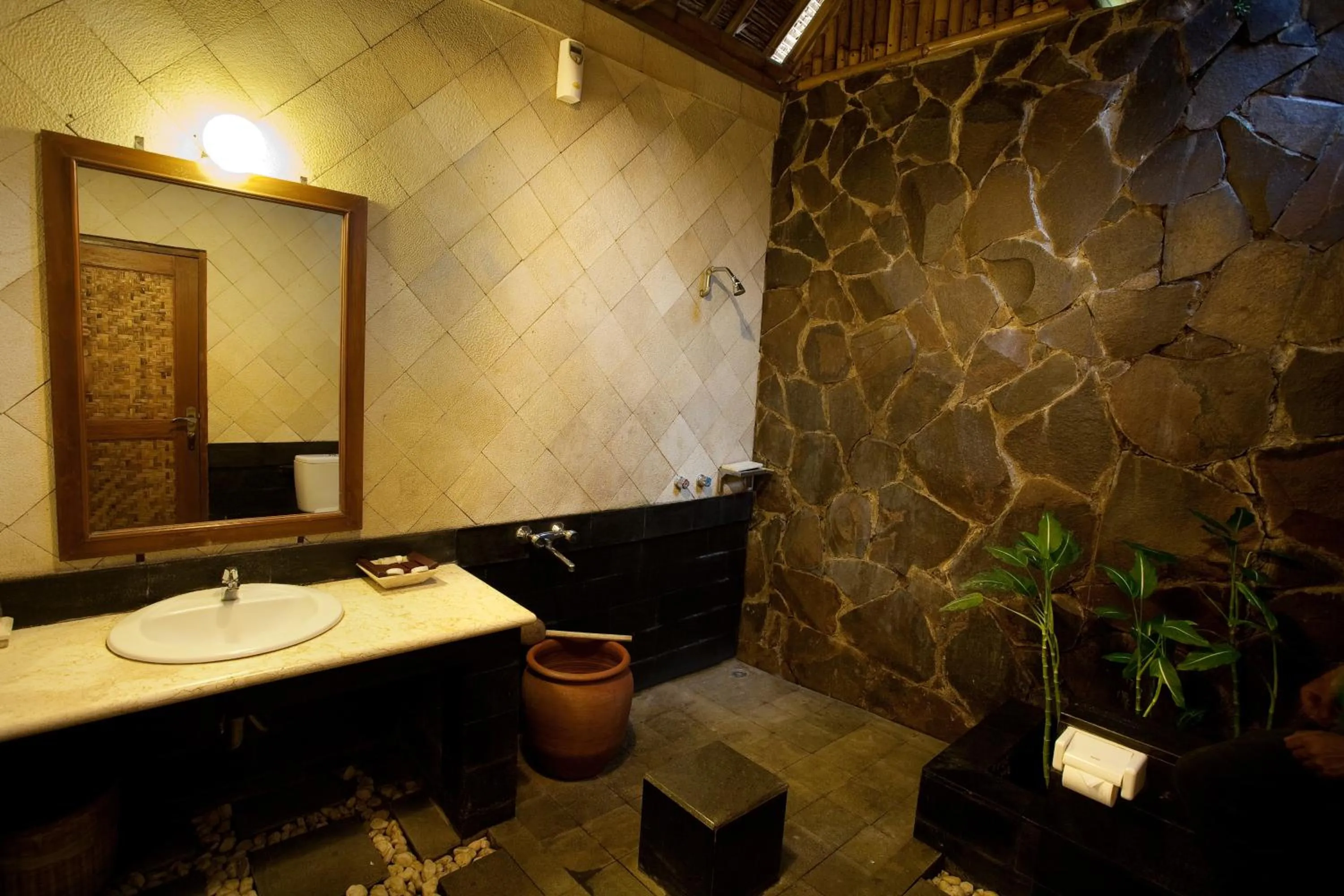 Bathroom in Kampung Sampireun Resort & Spa