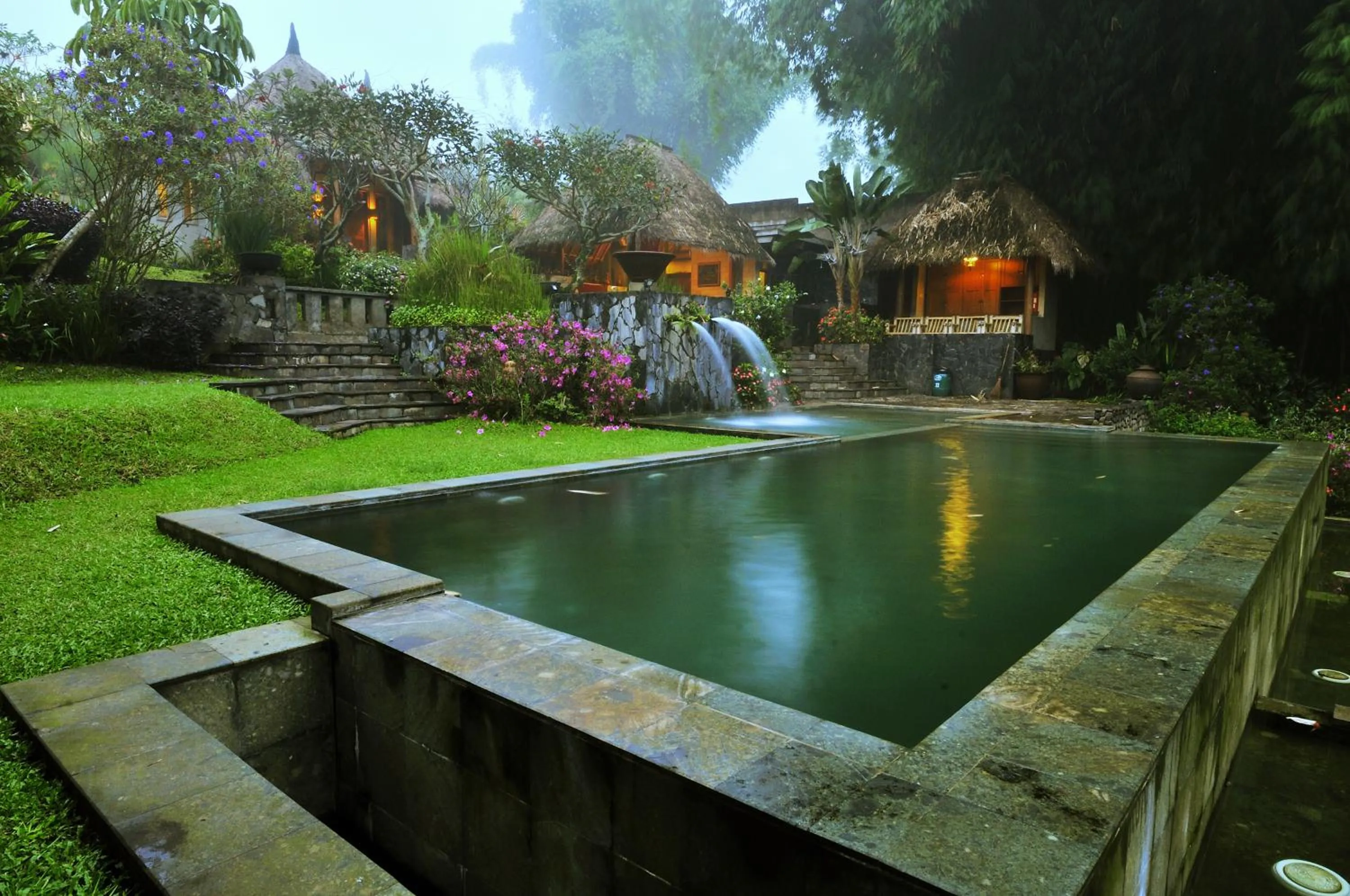 Swimming pool in Kampung Sampireun Resort & Spa