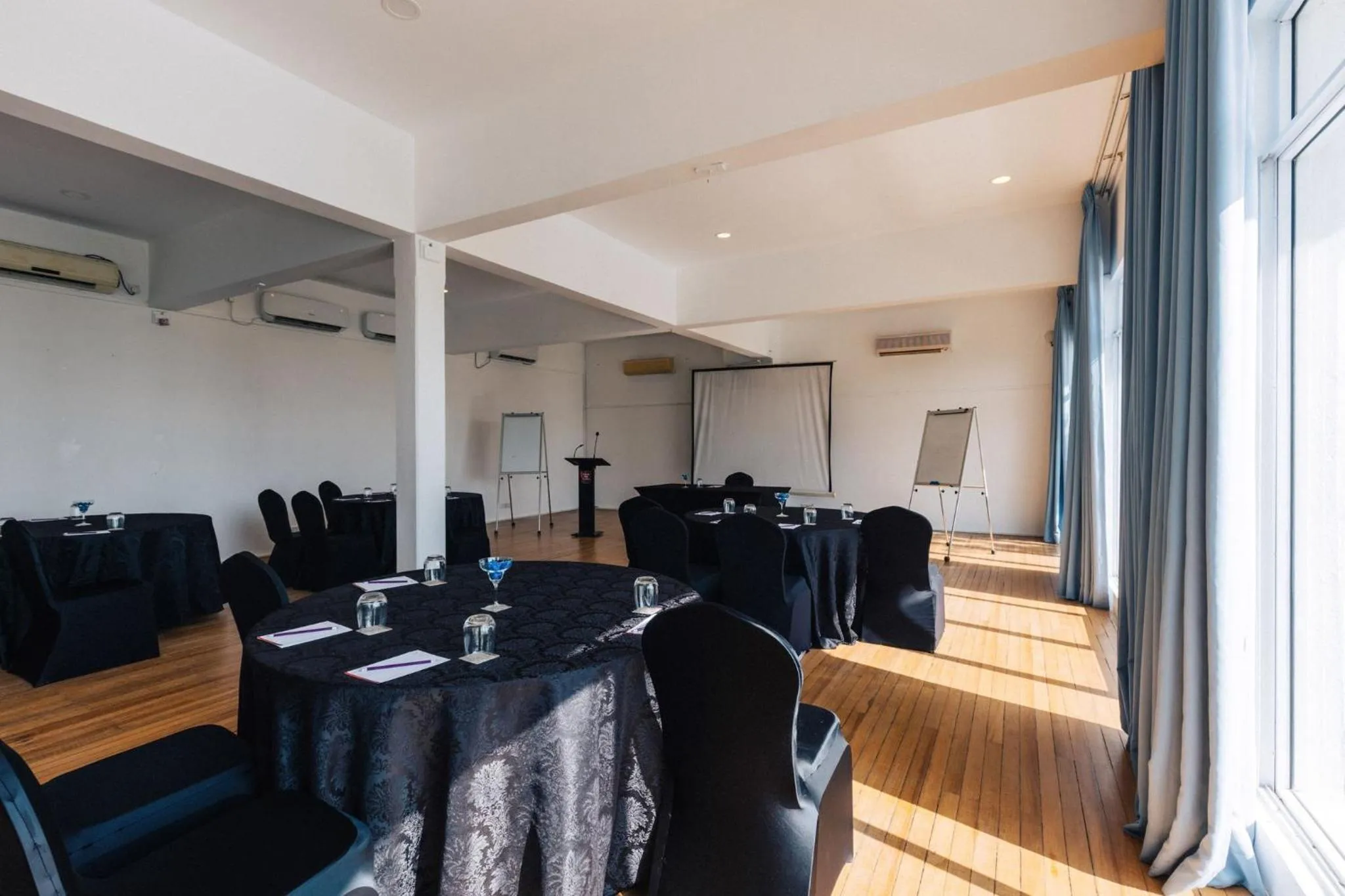 Meeting/conference room in Trinco Blu by Cinnamon