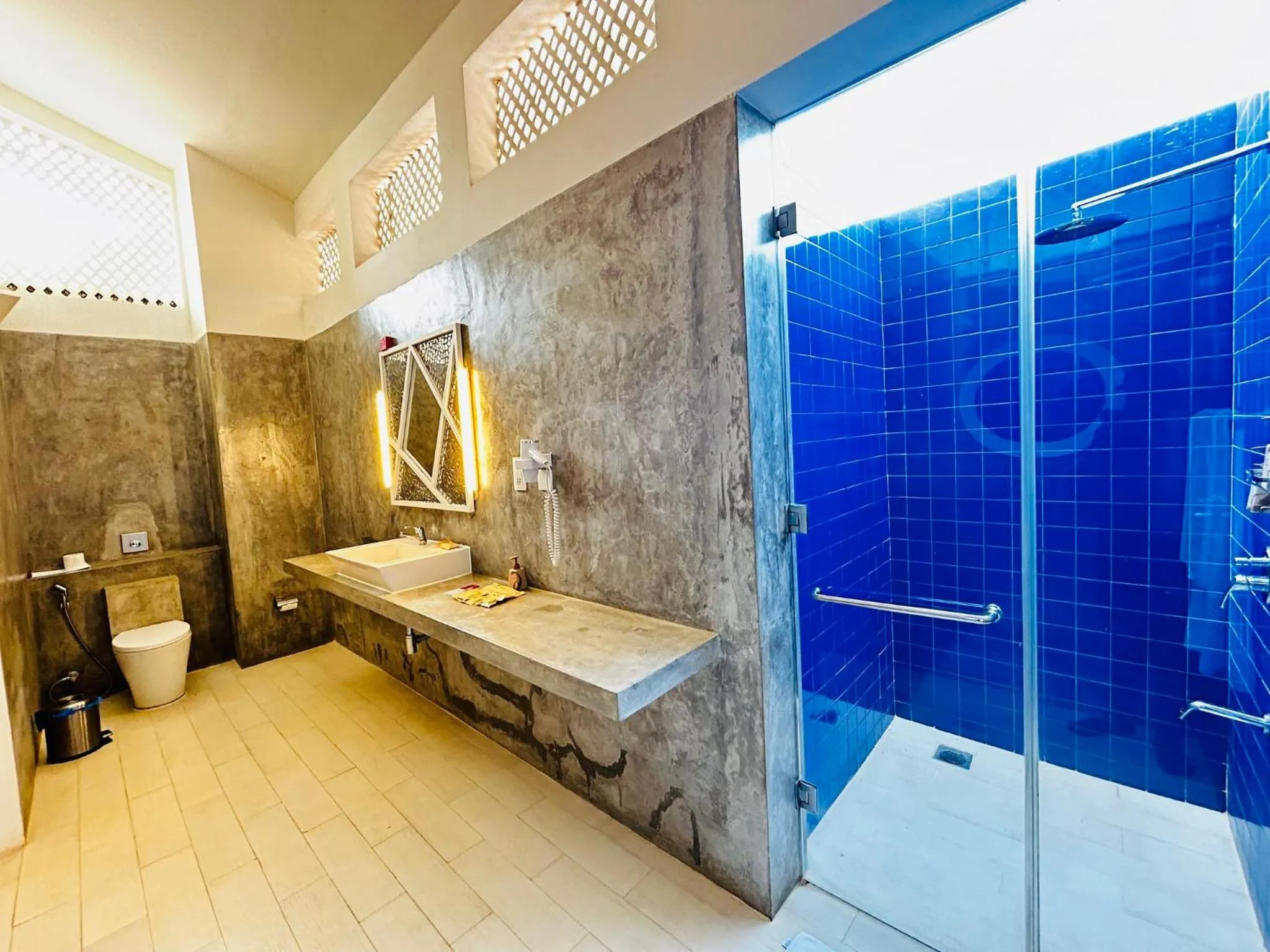 Shower in Trinco Blu by Cinnamon