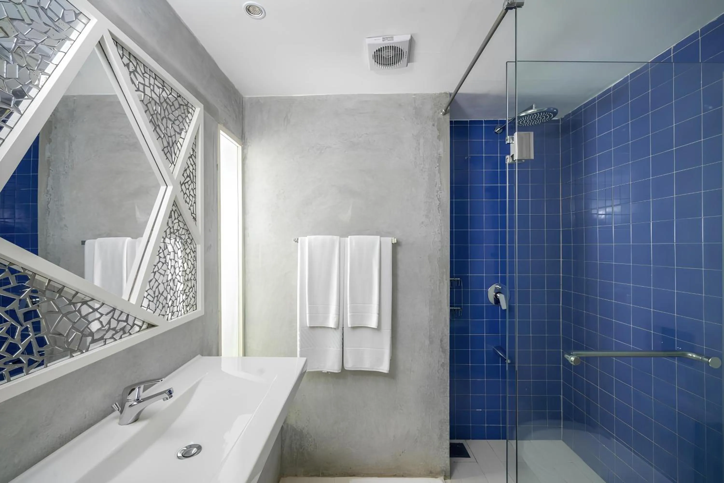 Bathroom in Trinco Blu by Cinnamon