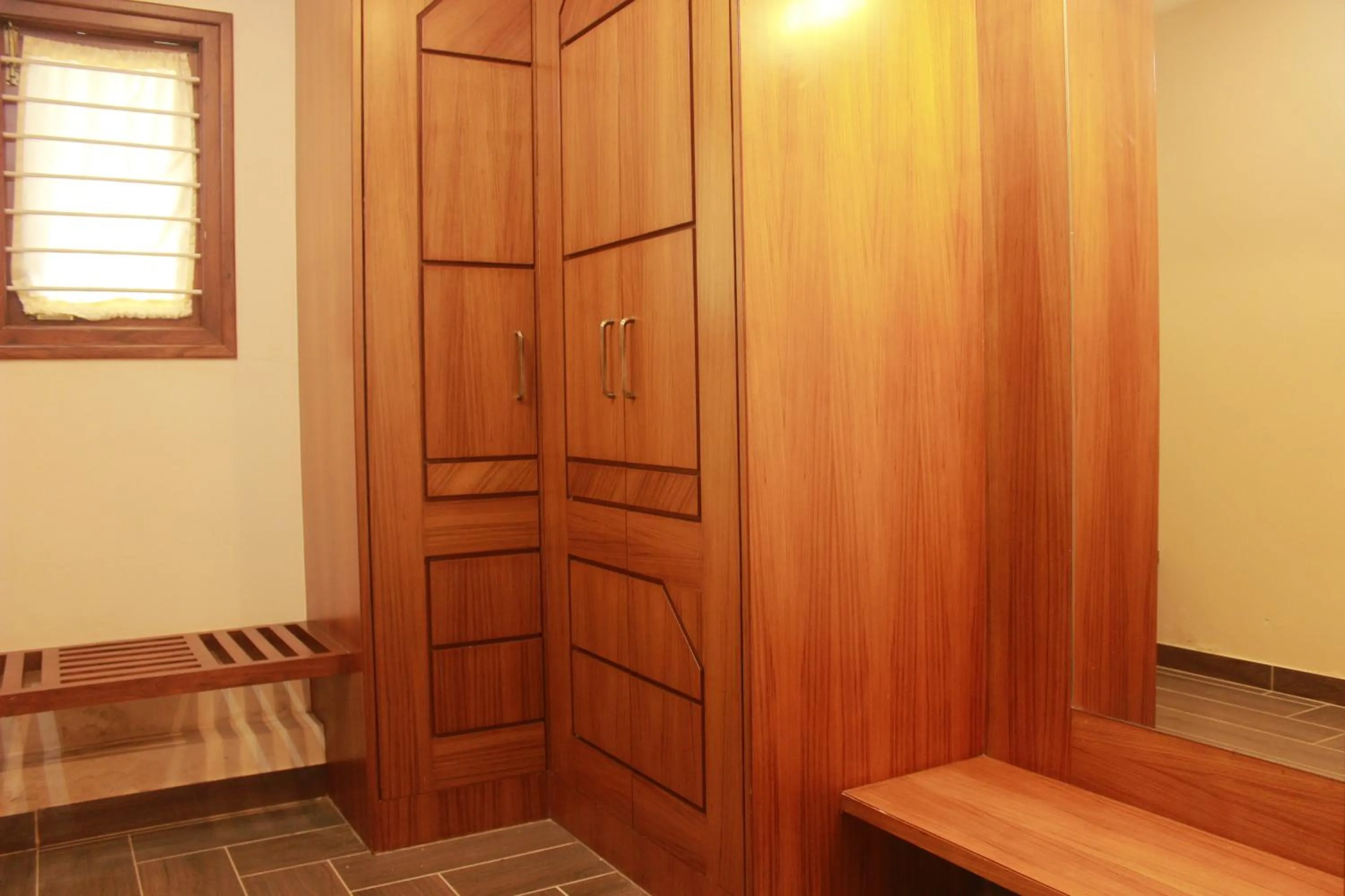 wardrobe in Singaras Coffee Country