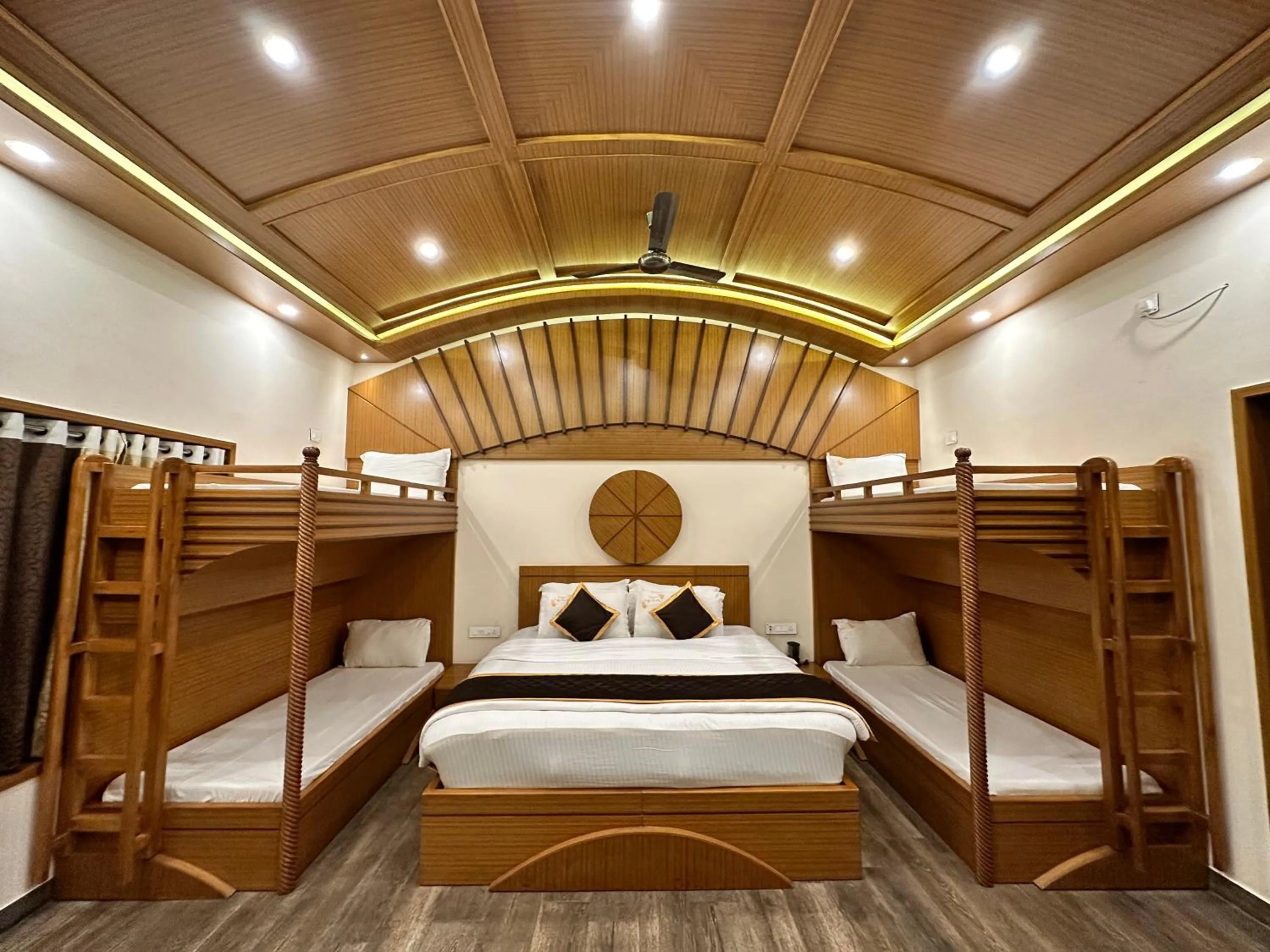 Photo of the whole room, Bed in Singaras Coffee Country