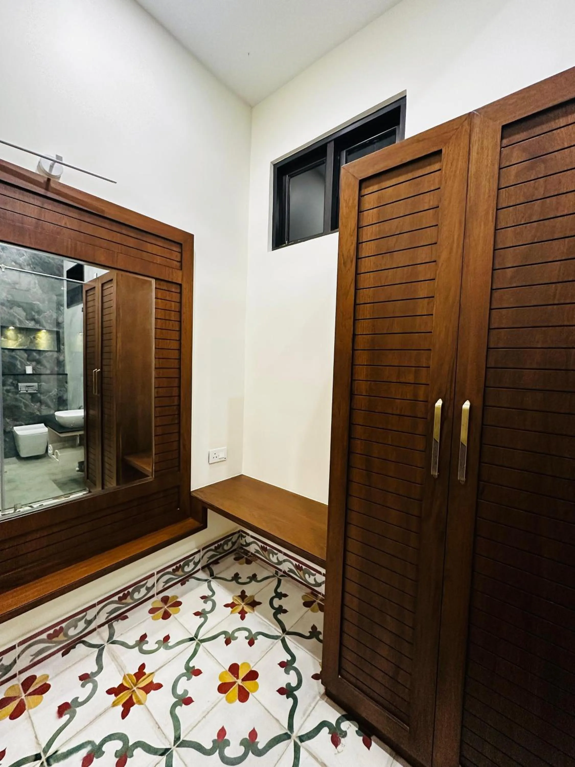 wardrobe in Singaras Coffee Country