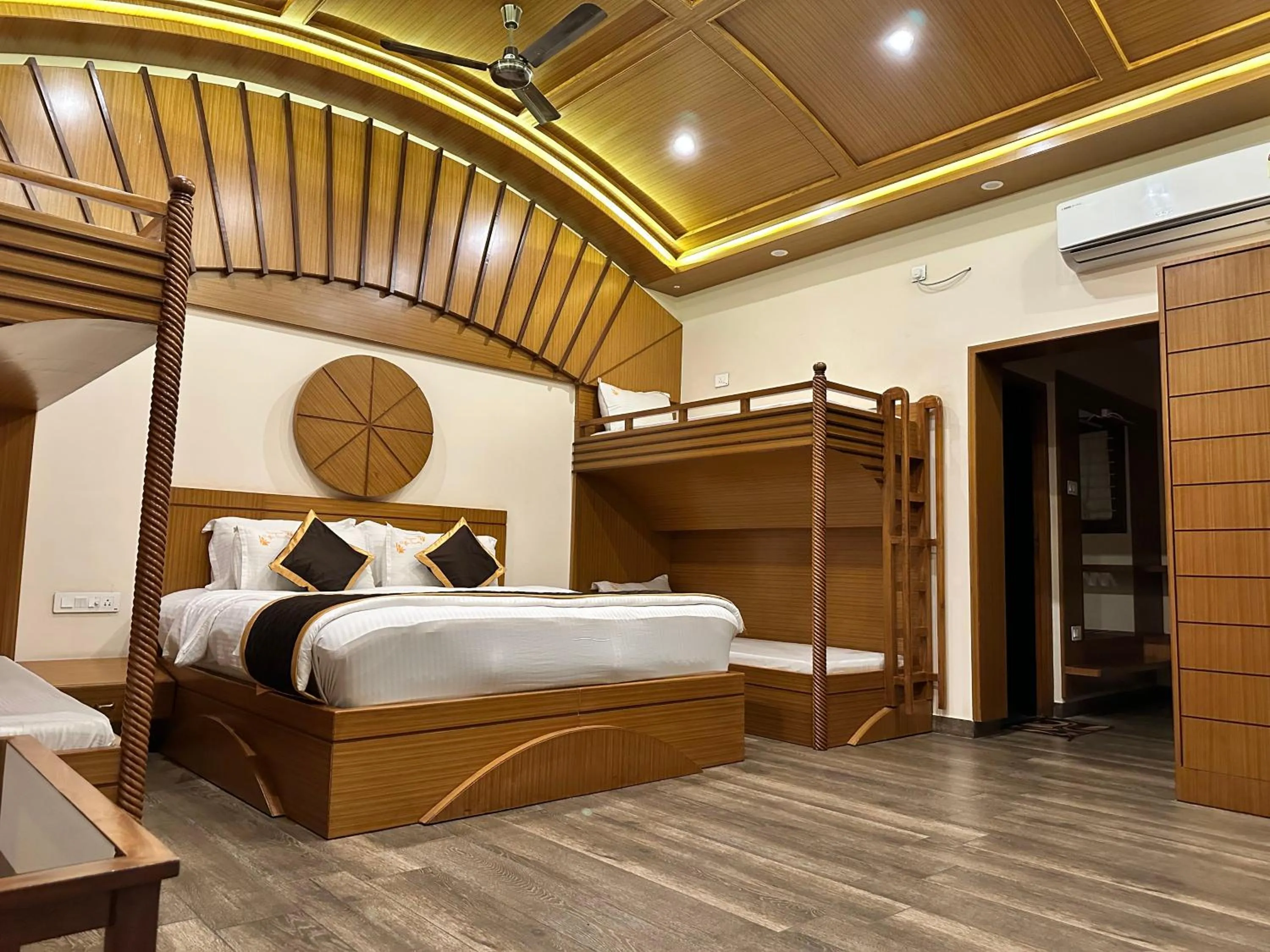 Photo of the whole room, Bed in Singaras Coffee Country