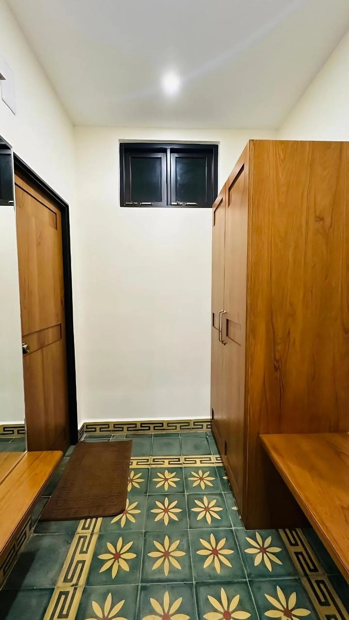 wardrobe in Singaras Coffee Country