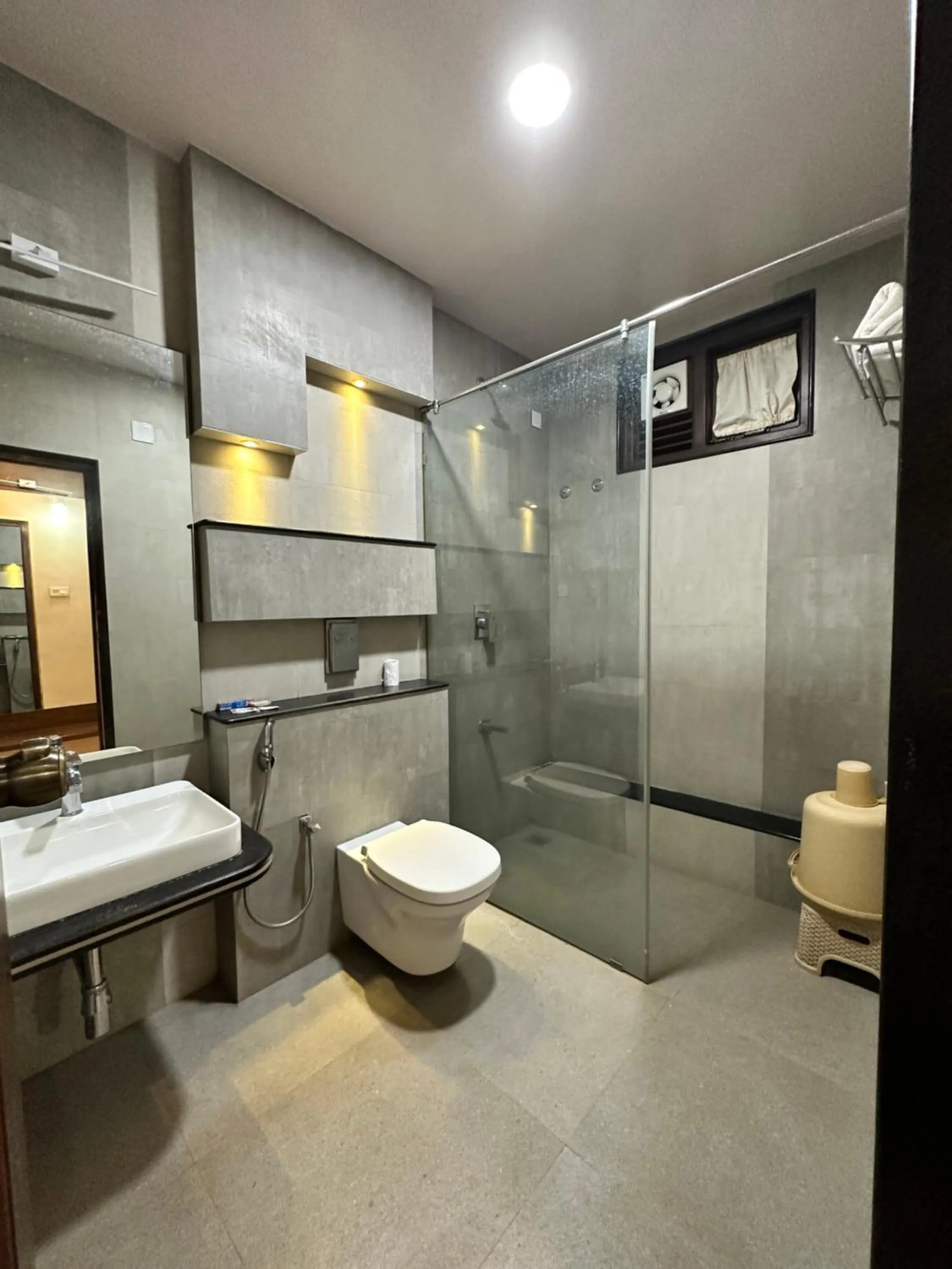 Shower in Singaras Coffee Country