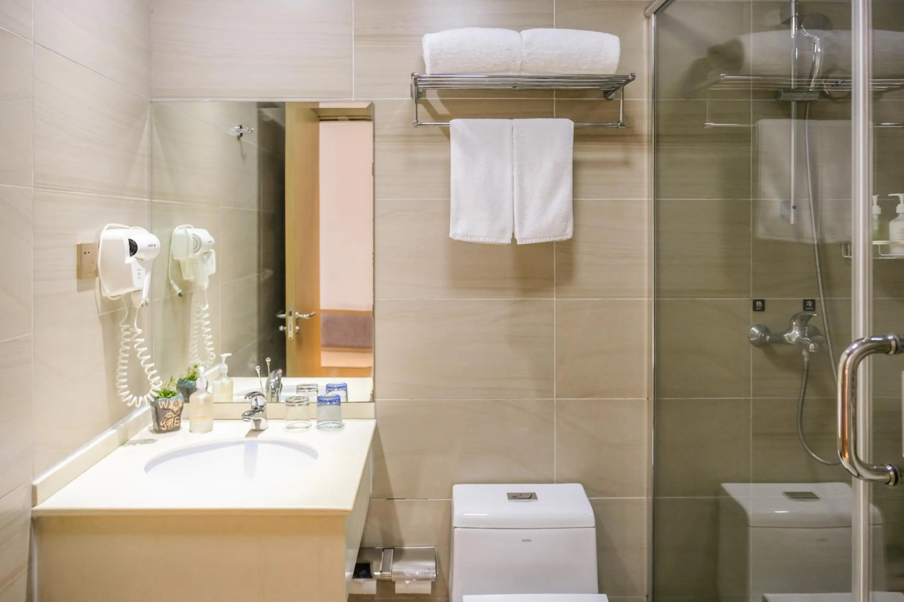 Shower in Shanghai JOYFUL YARD Hotel-Free shuttle bus to Pudong Airport and Disneyland