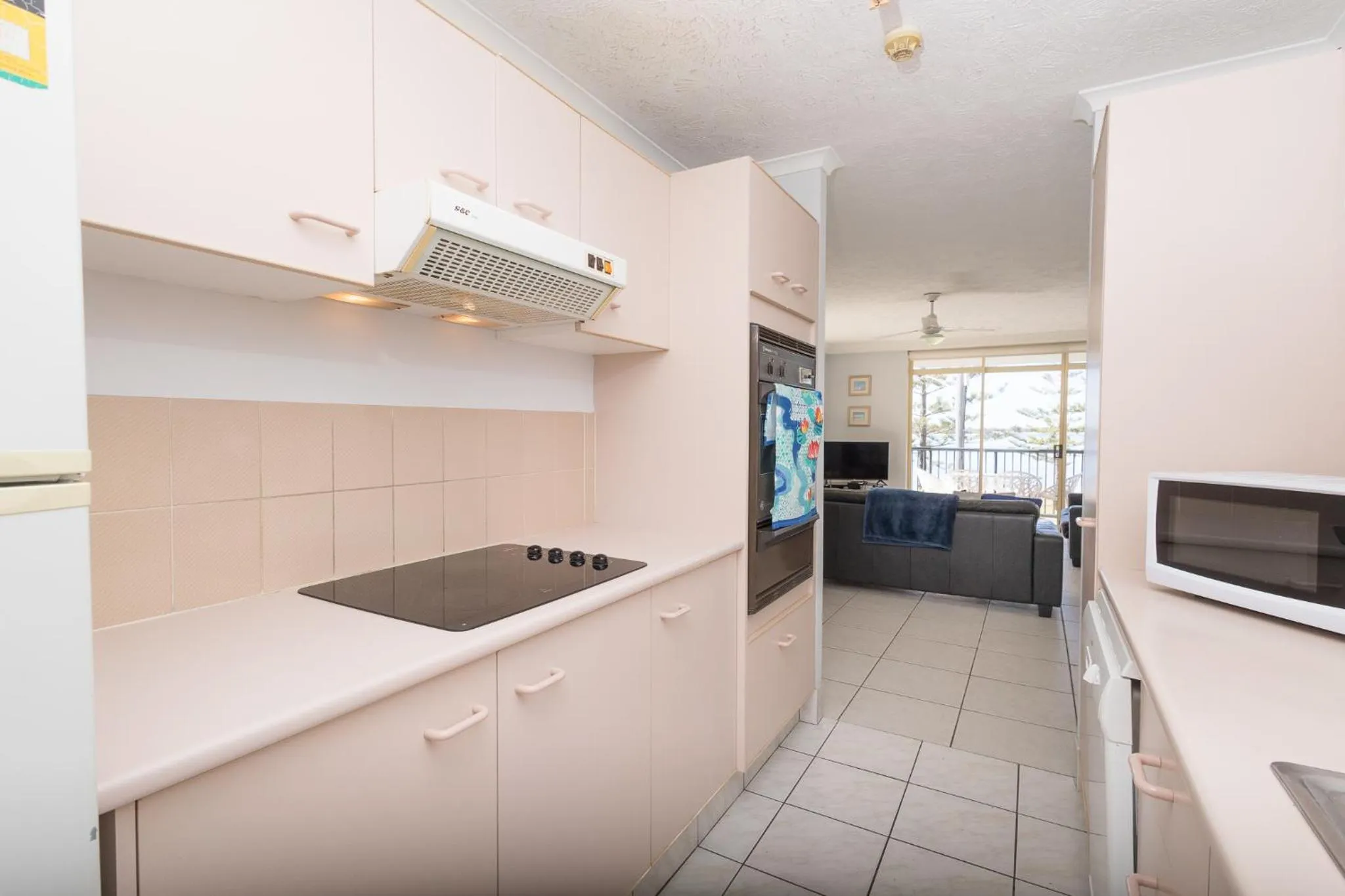 Kitchen or kitchenette in Bayview Beach Holiday Apartments