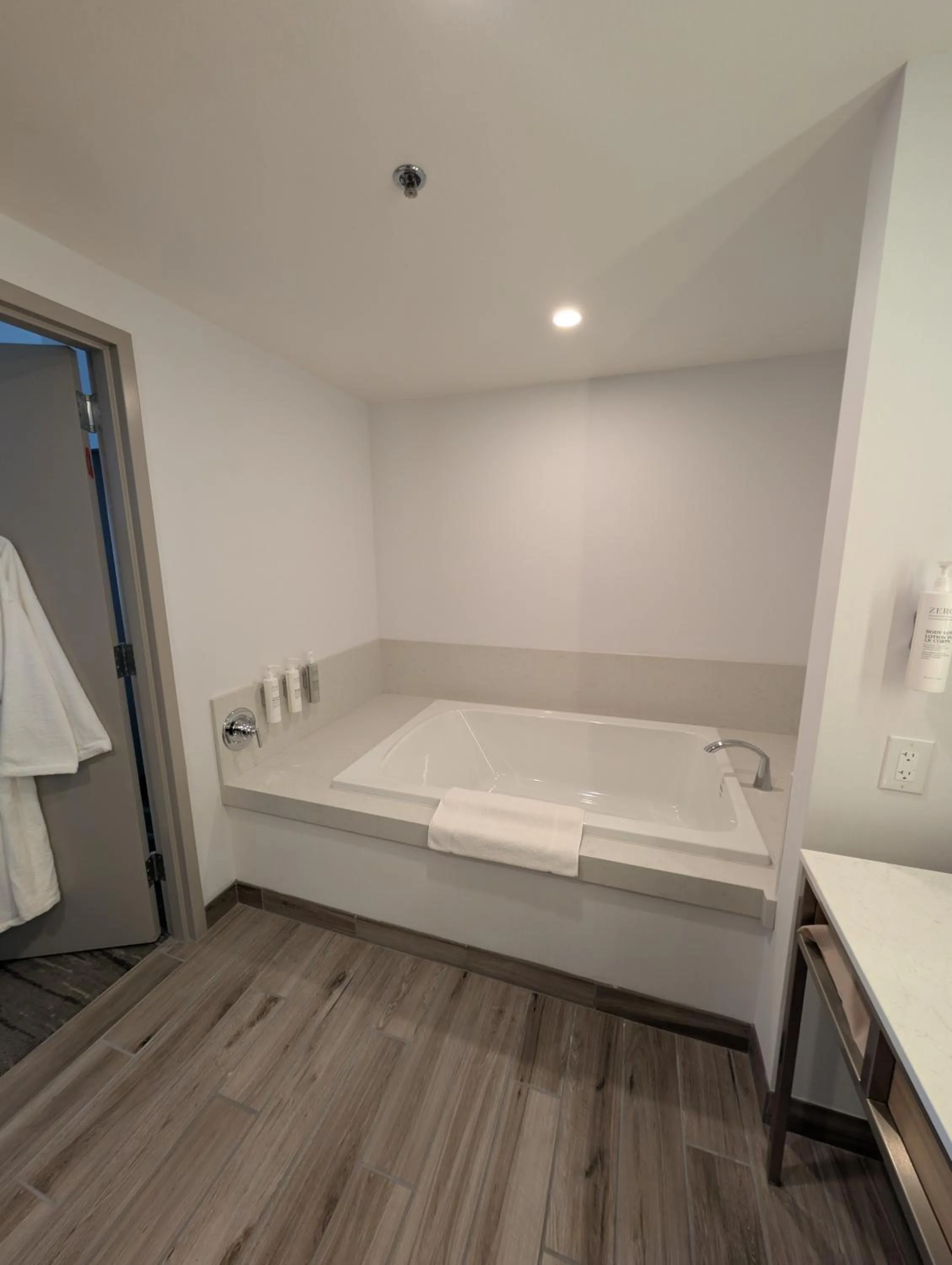 Bath, Bed in Hilton Garden Inn Las Vegas Strip South