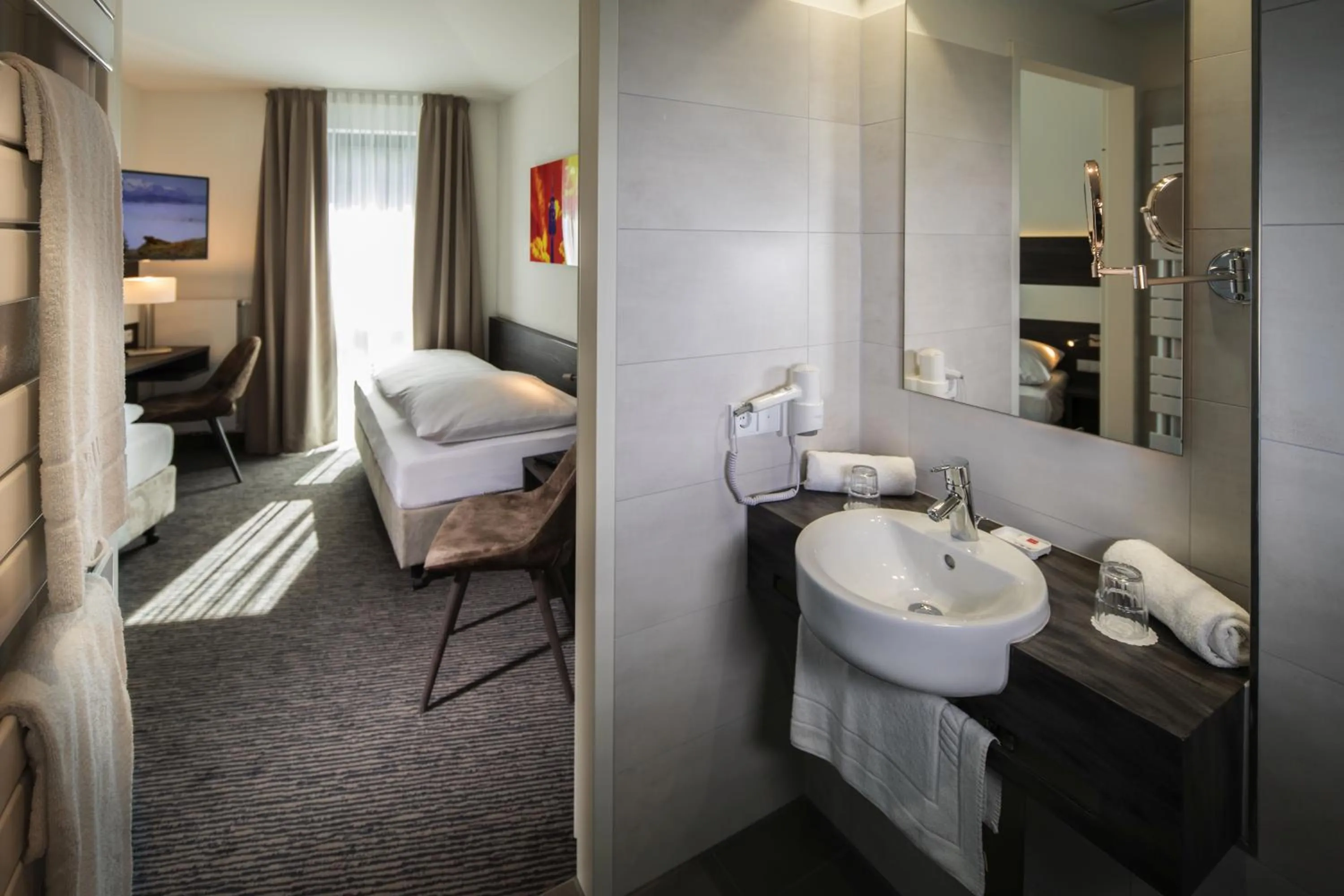 Bathroom, Bed in Hotel Südstern