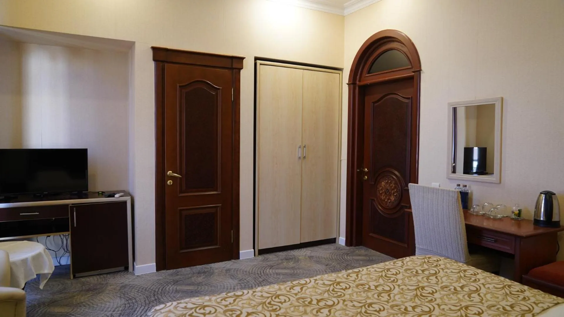 Communal lounge/ TV room, Bed in Premier Hotel