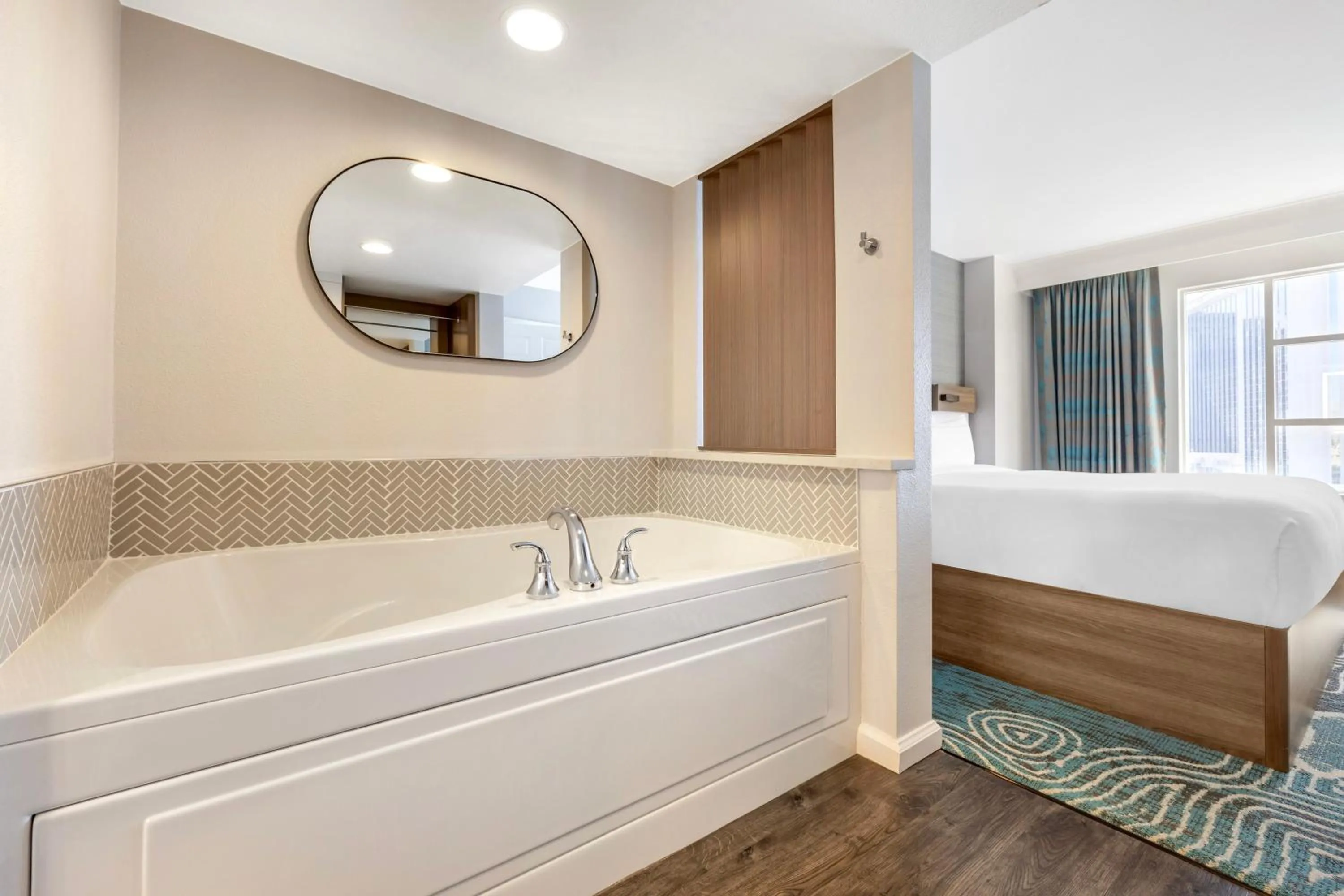 Bathroom, Bed in Hilton Grand Vacations Club Paradise Las Vegas