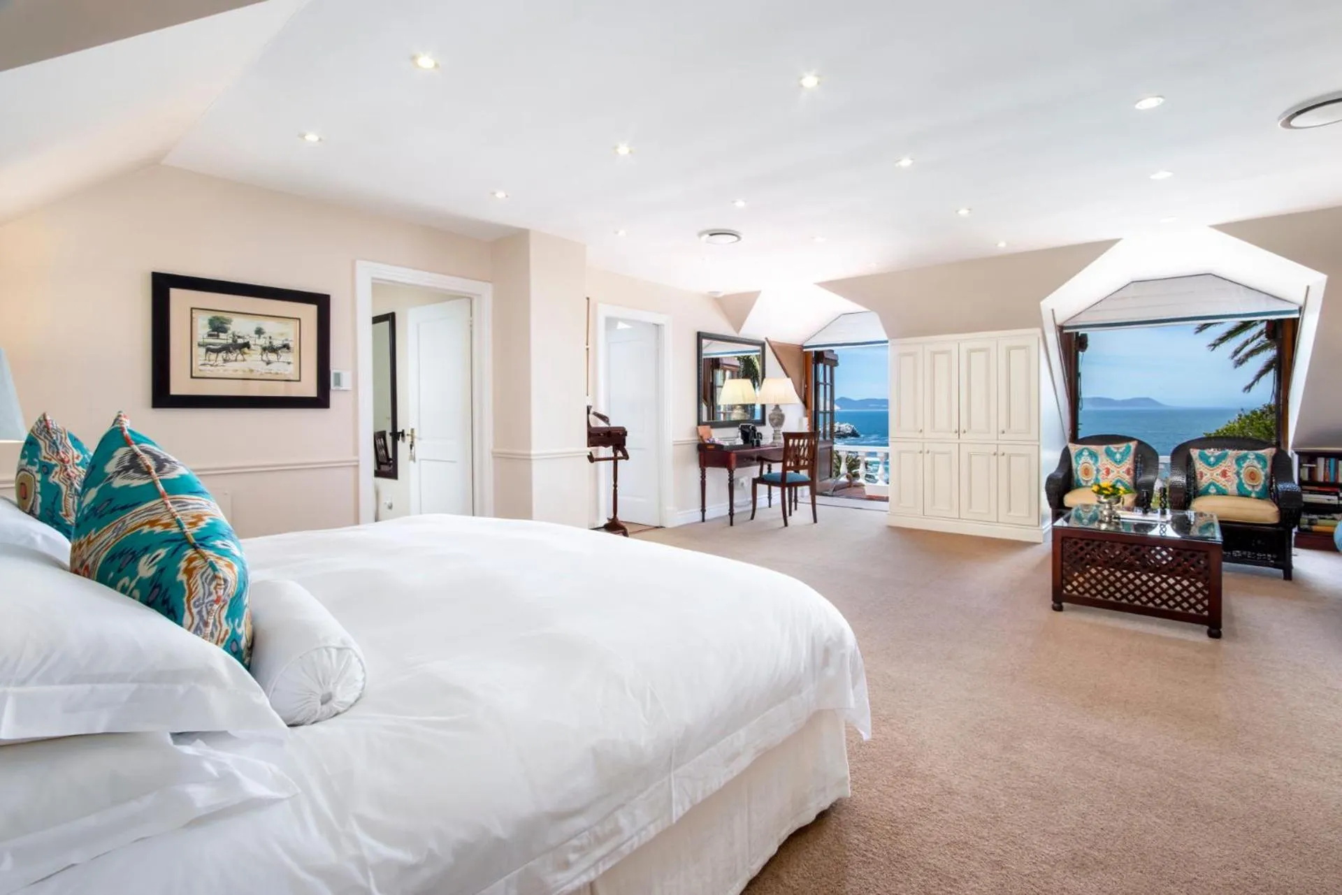 Photo of the whole room, Bed in La Fontaine Guest House Hermanus