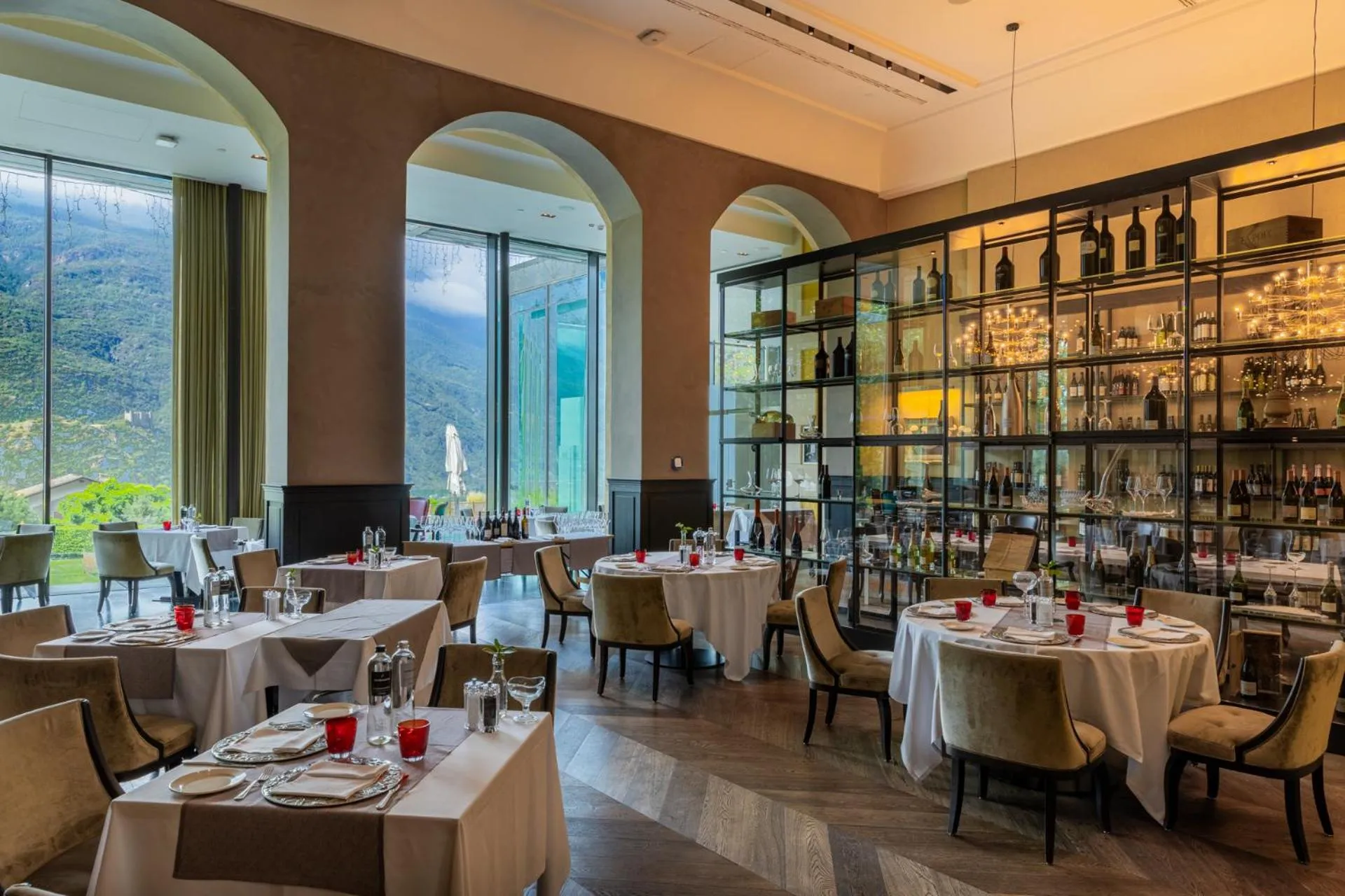 Restaurant/places to eat in Grand Hotel Billia