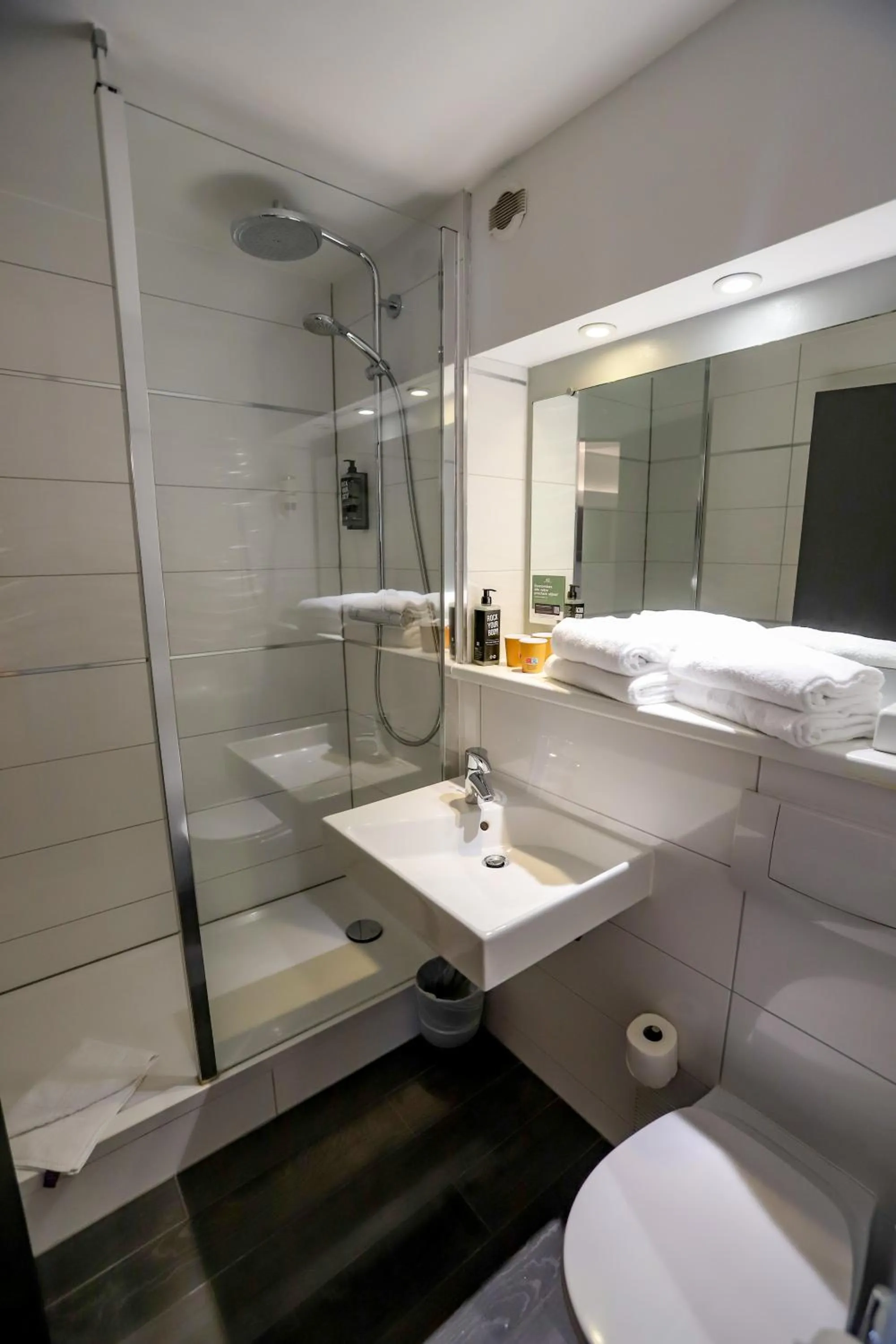 Bathroom in ibis Haguenau Strasbourg Nord