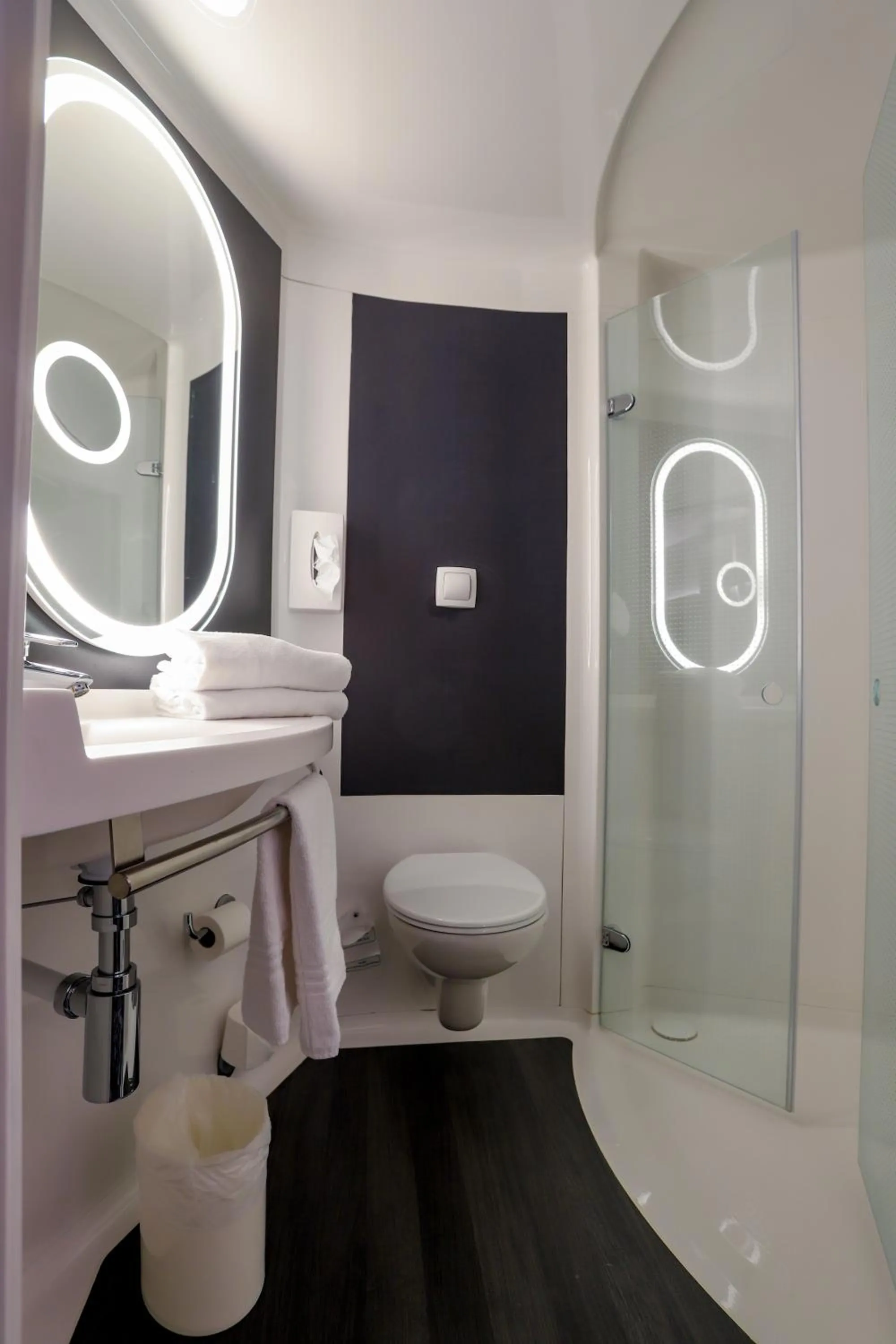 Bathroom in ibis Haguenau Strasbourg Nord