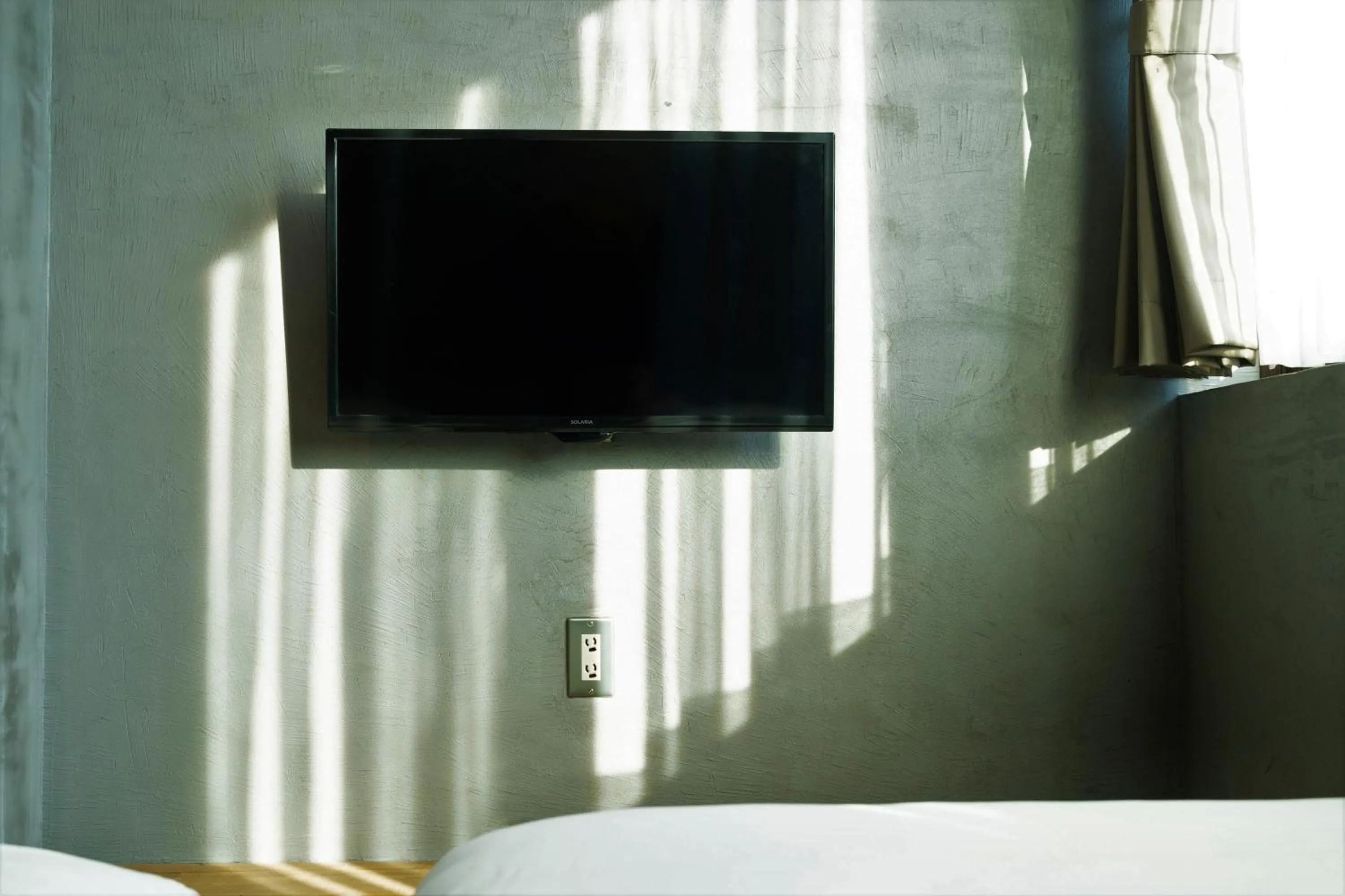 Photo of the whole room, Bed in Material