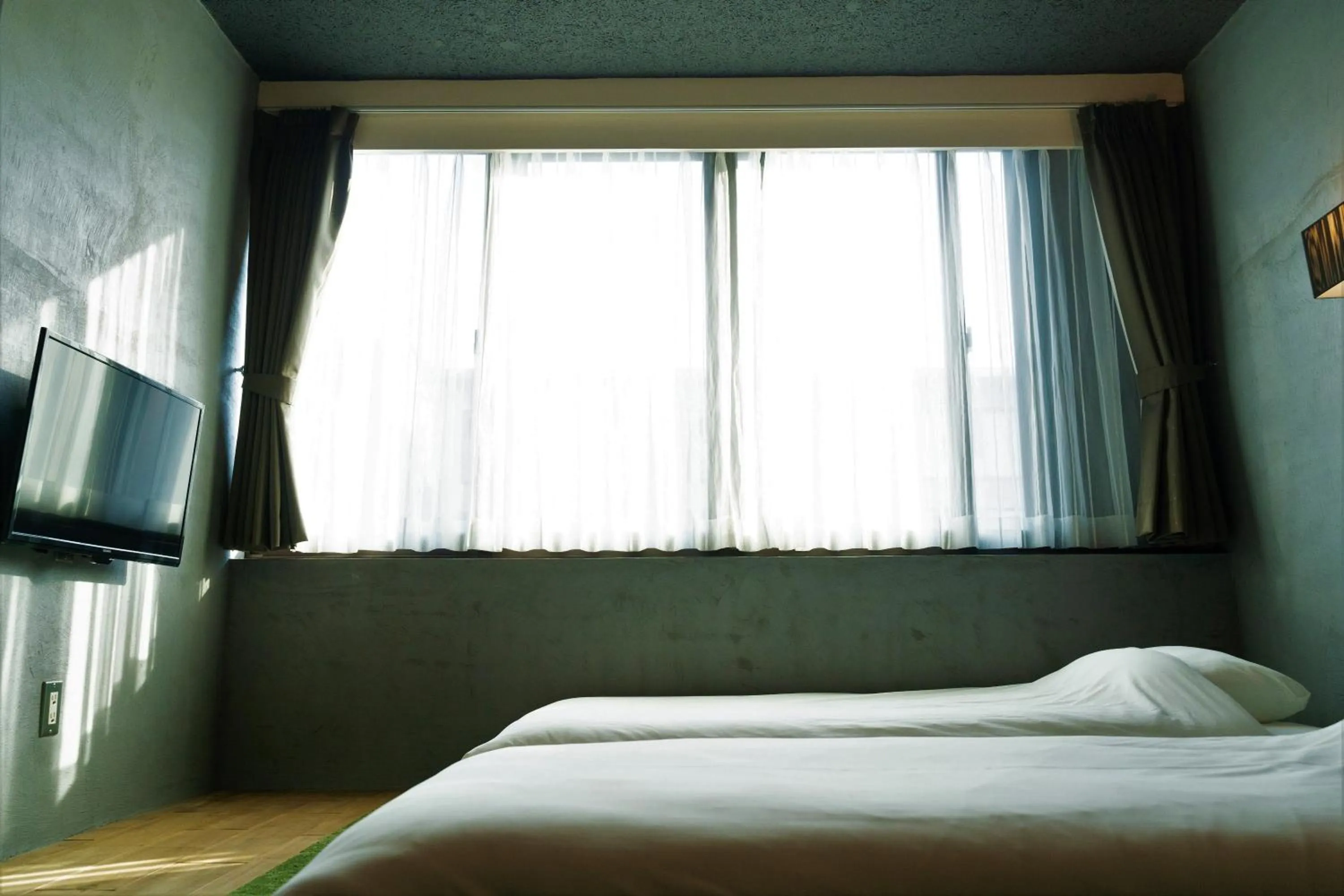 Photo of the whole room, Bed in Material