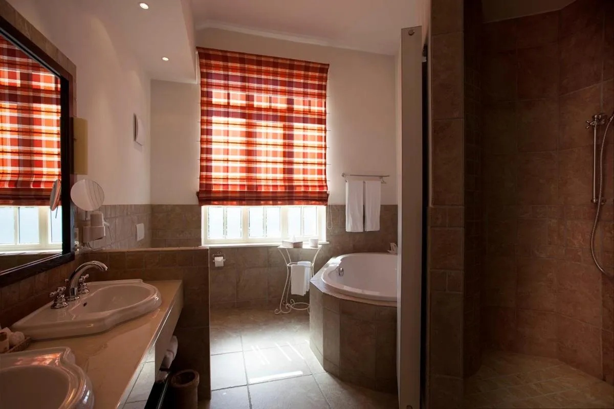 Shower, Bed in Gerber Park Hotel