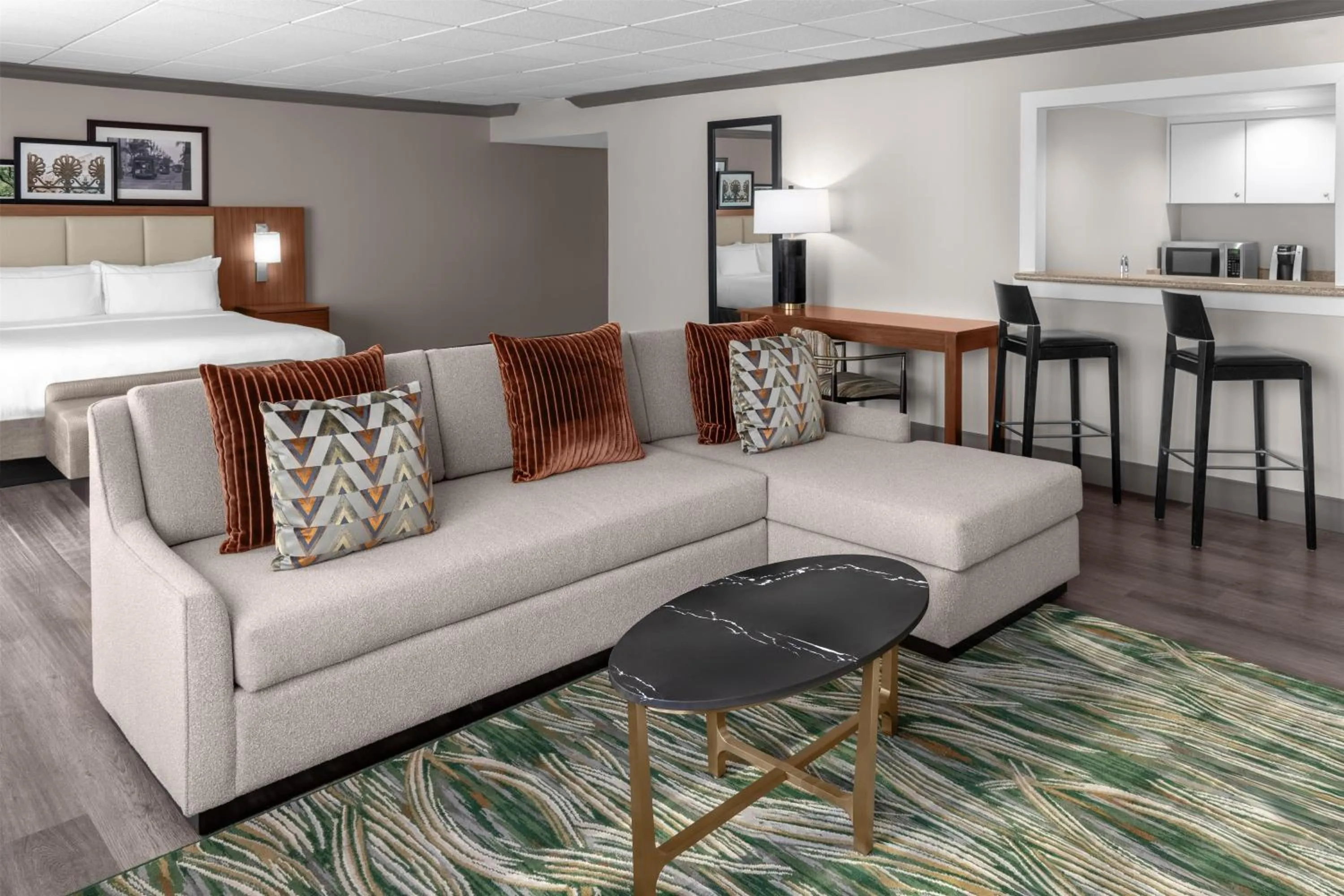 Living room in DoubleTree by Hilton New Orleans