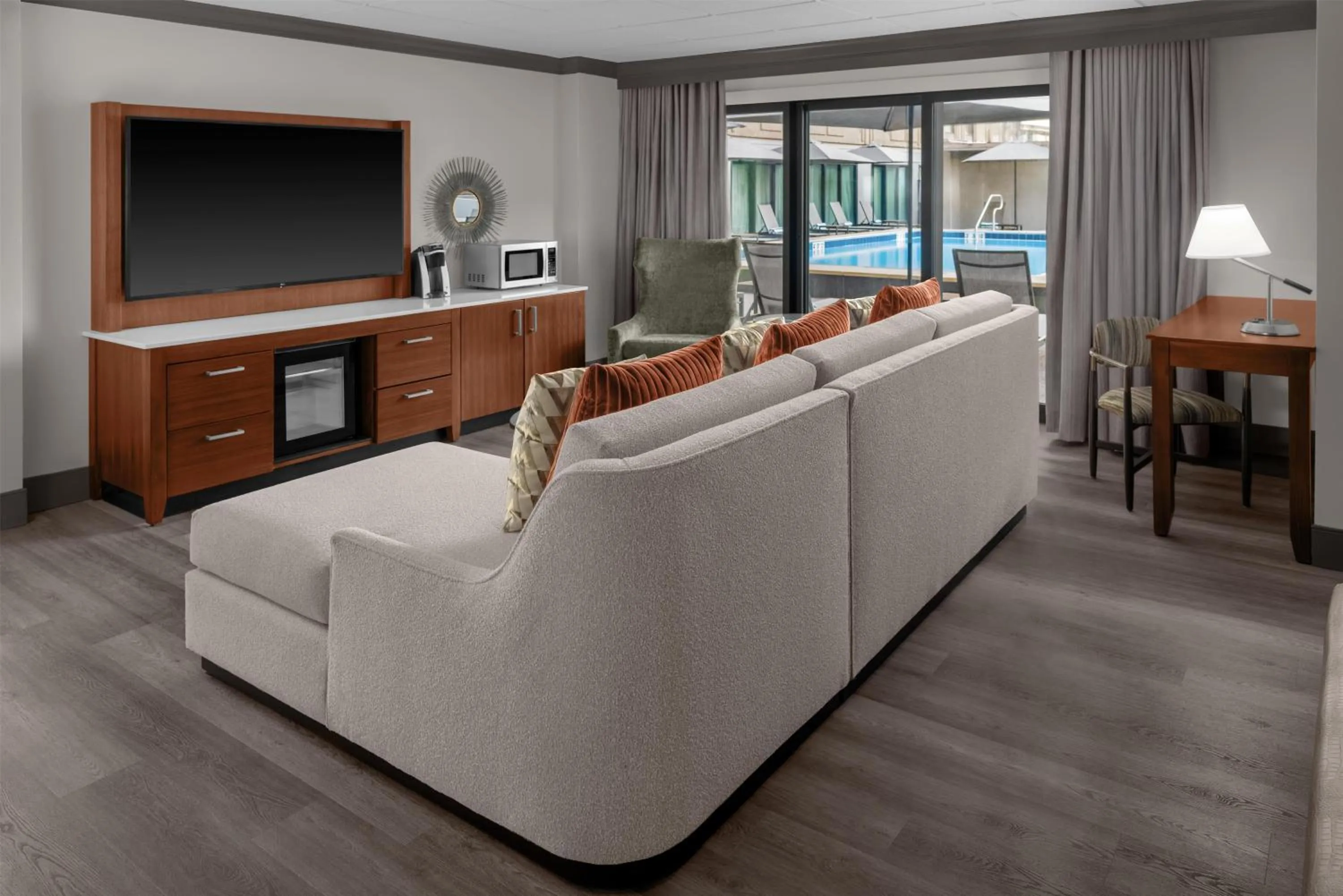 Living room in DoubleTree by Hilton New Orleans