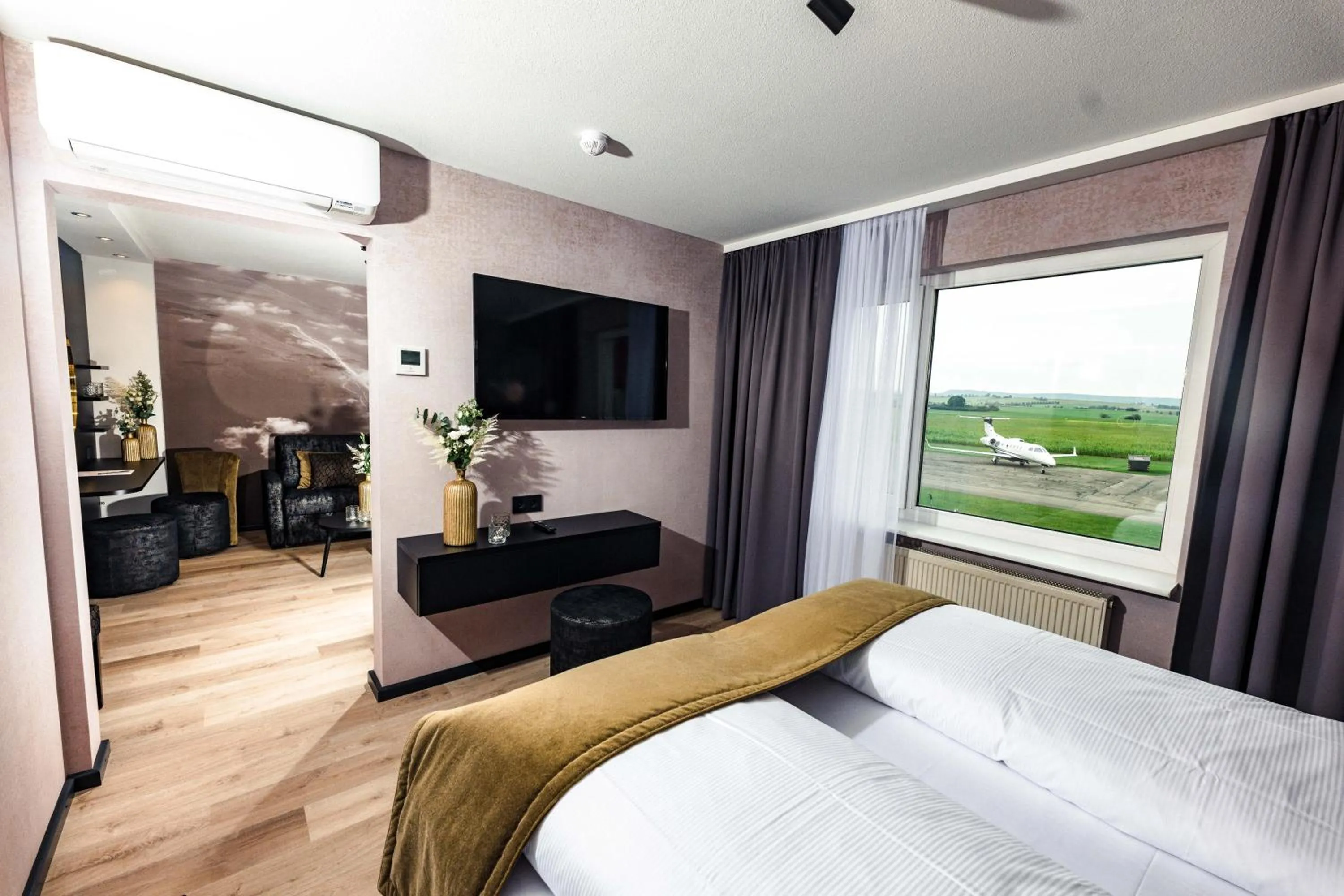 Photo of the whole room, Bed in Concorde Hotel am Flugplatz