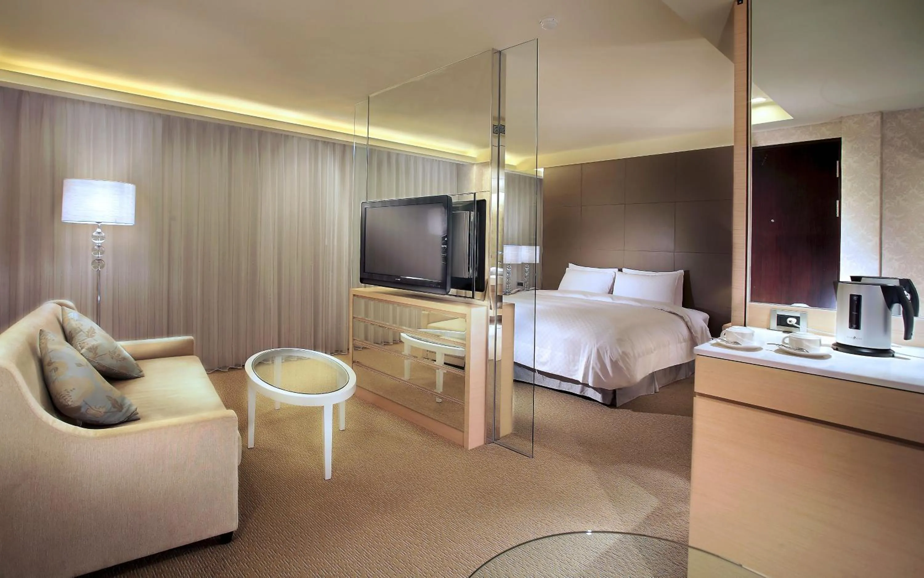 Seating area, Bed in The Crystal Resort Sun Moon Lake