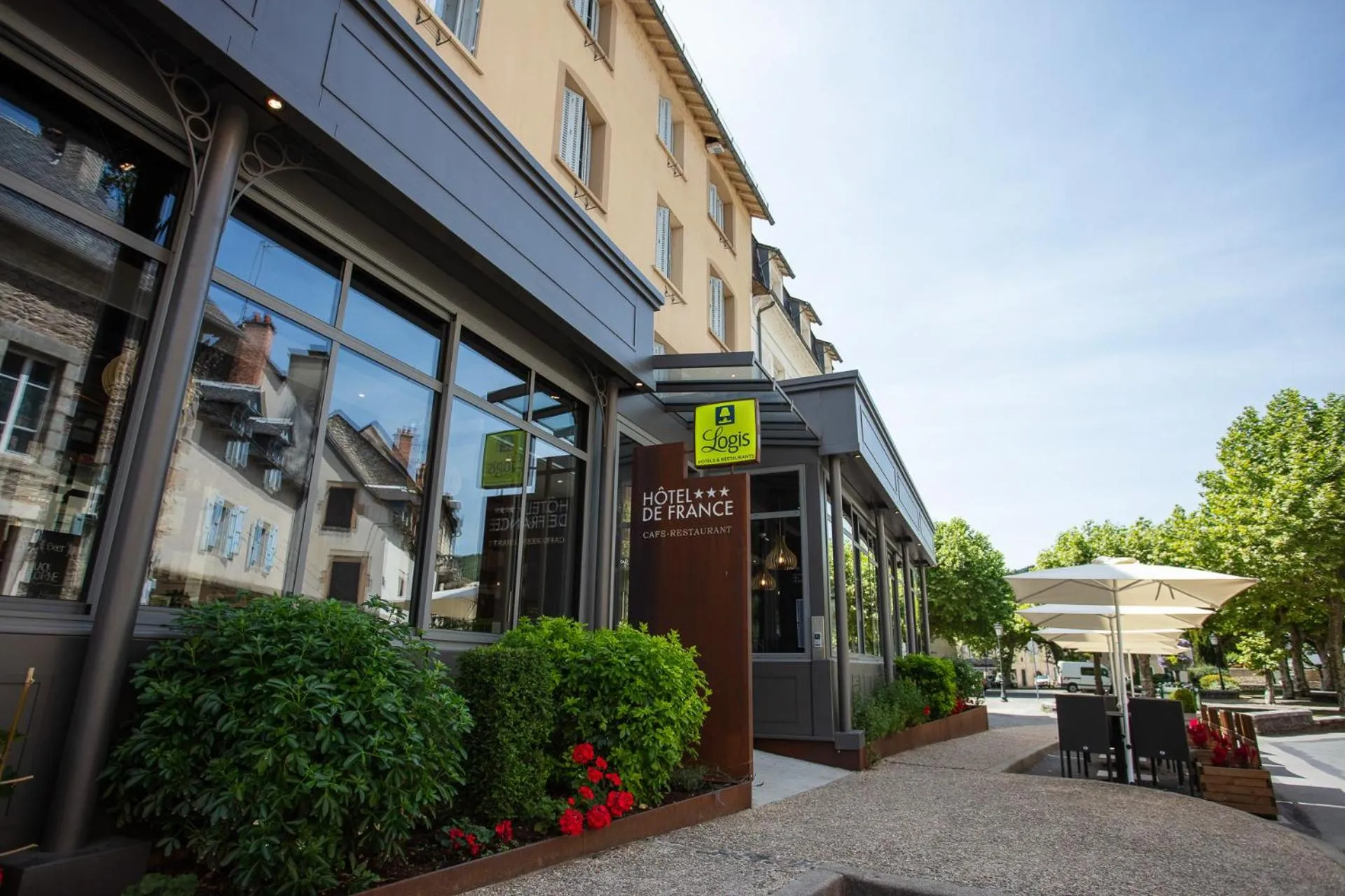 Facade/entrance in Logis Hôtel Restaurant de France