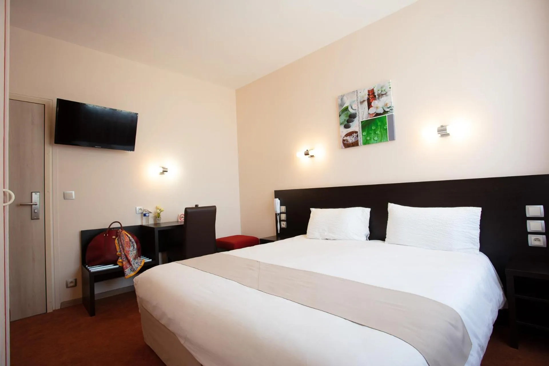 View (from property/room), Bed in Logis Hôtel Restaurant de France