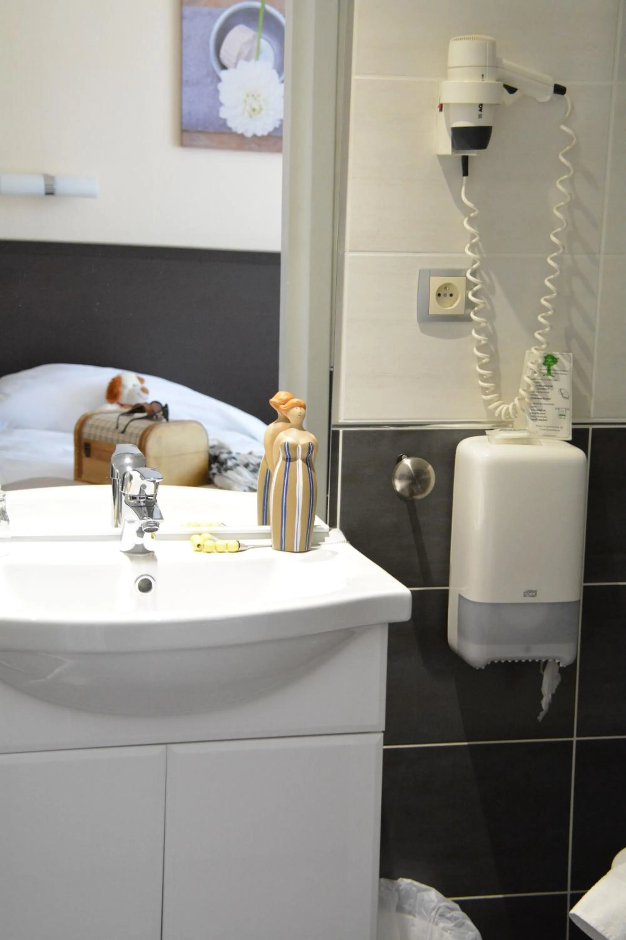 Bathroom in Logis Hôtel Restaurant de France