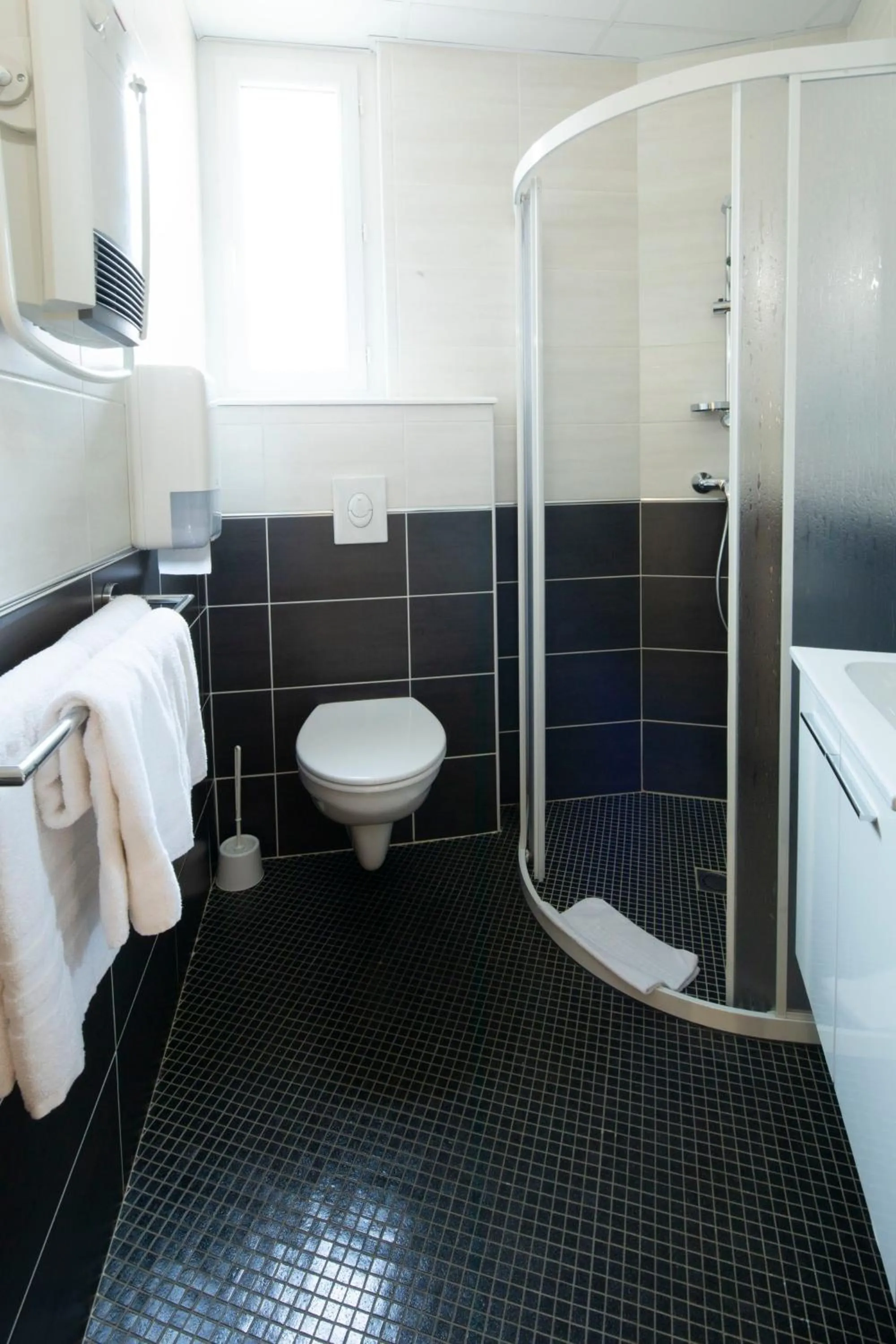 Bathroom in Logis Hôtel Restaurant de France