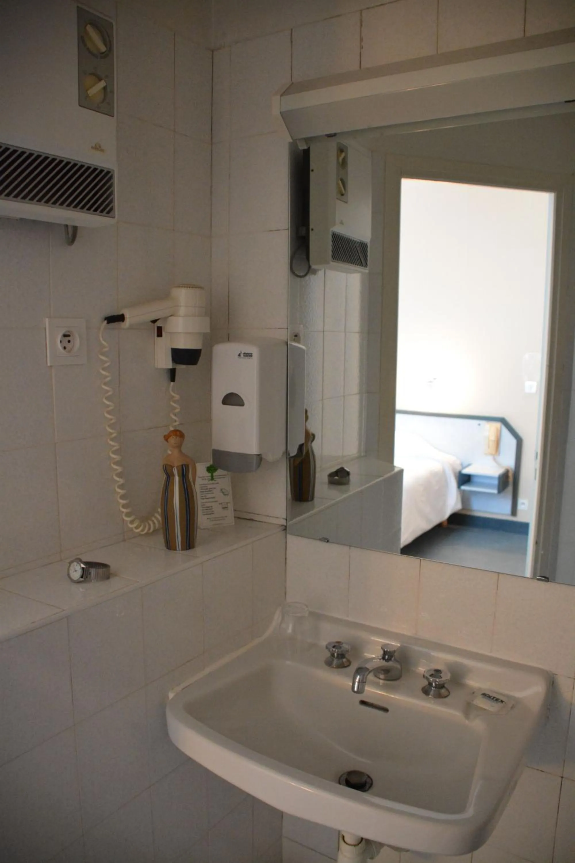 Bathroom in Logis Hôtel Restaurant de France