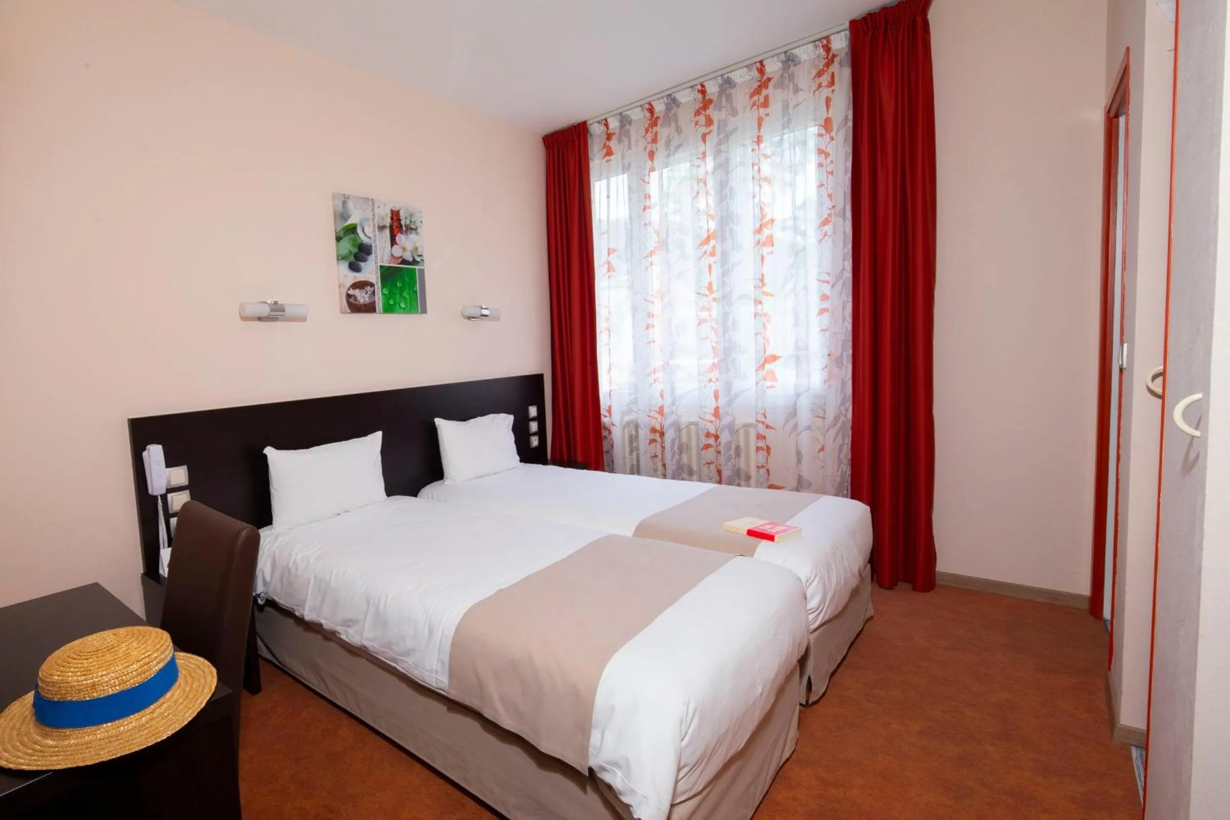 Bed in Logis Hôtel Restaurant de France