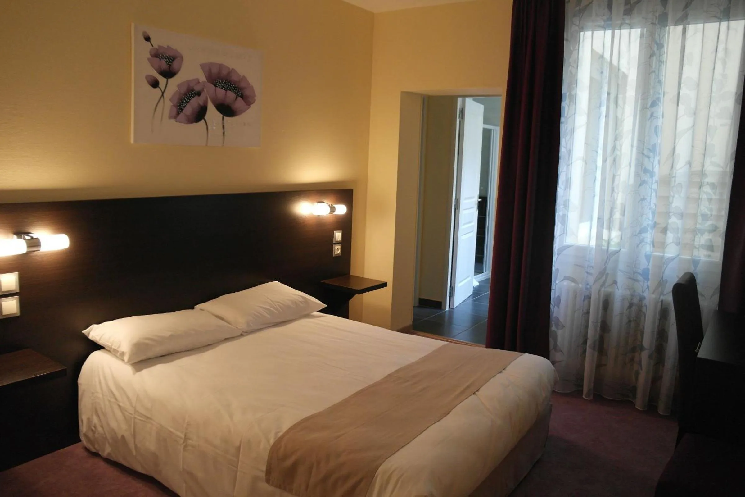 Bed in Logis Hôtel Restaurant de France