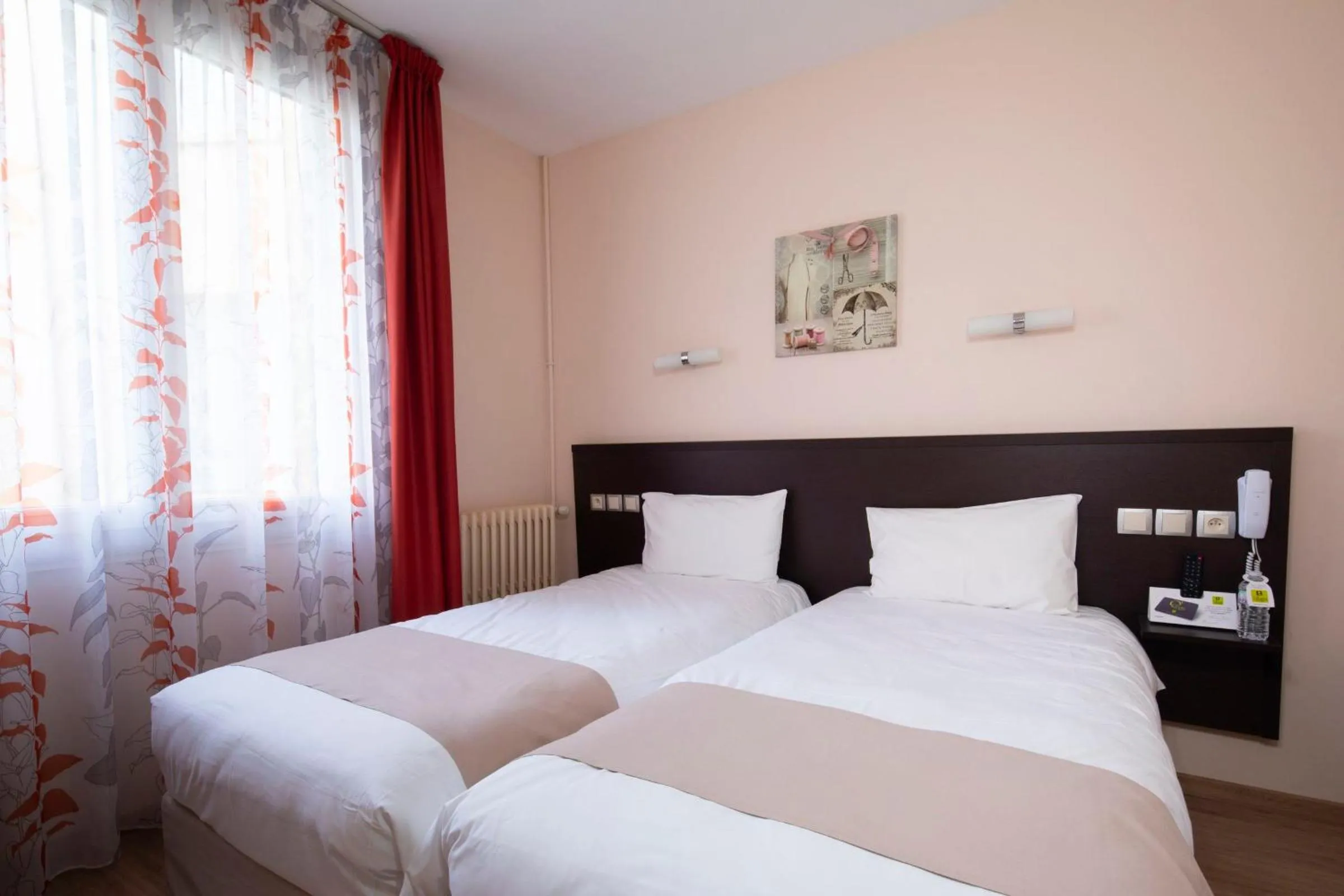 Bed in Logis Hôtel Restaurant de France