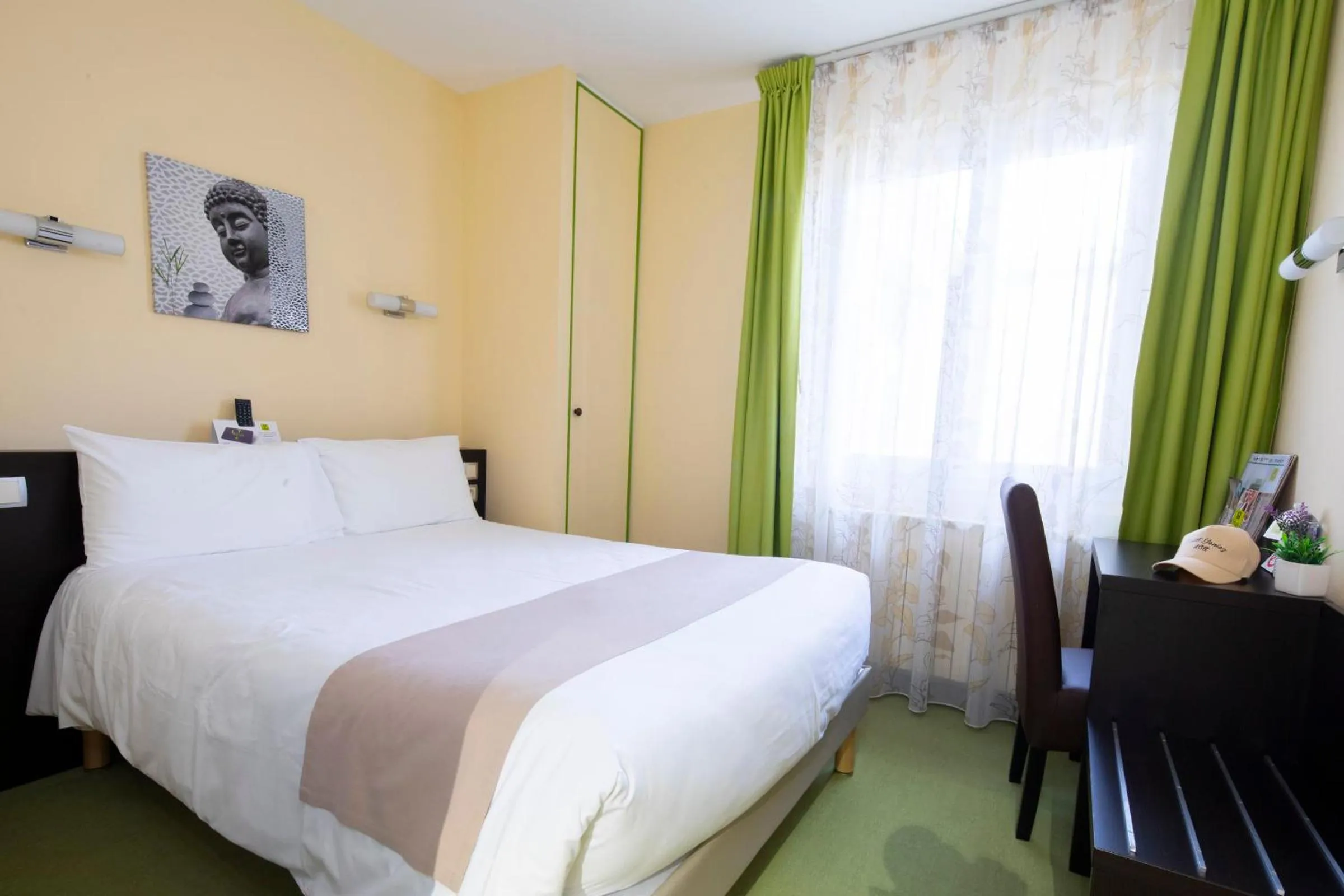 Bed in Logis Hôtel Restaurant de France