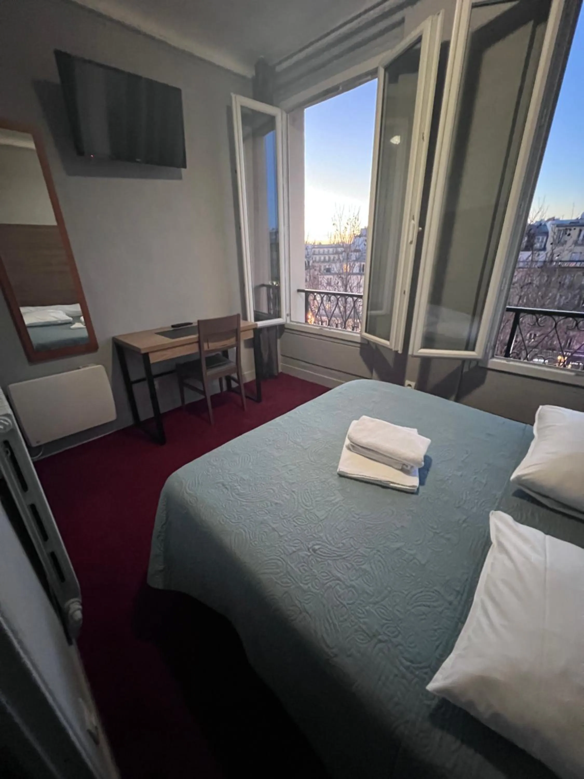 View (from property/room), Bed in Grand Hôtel De L'Europe