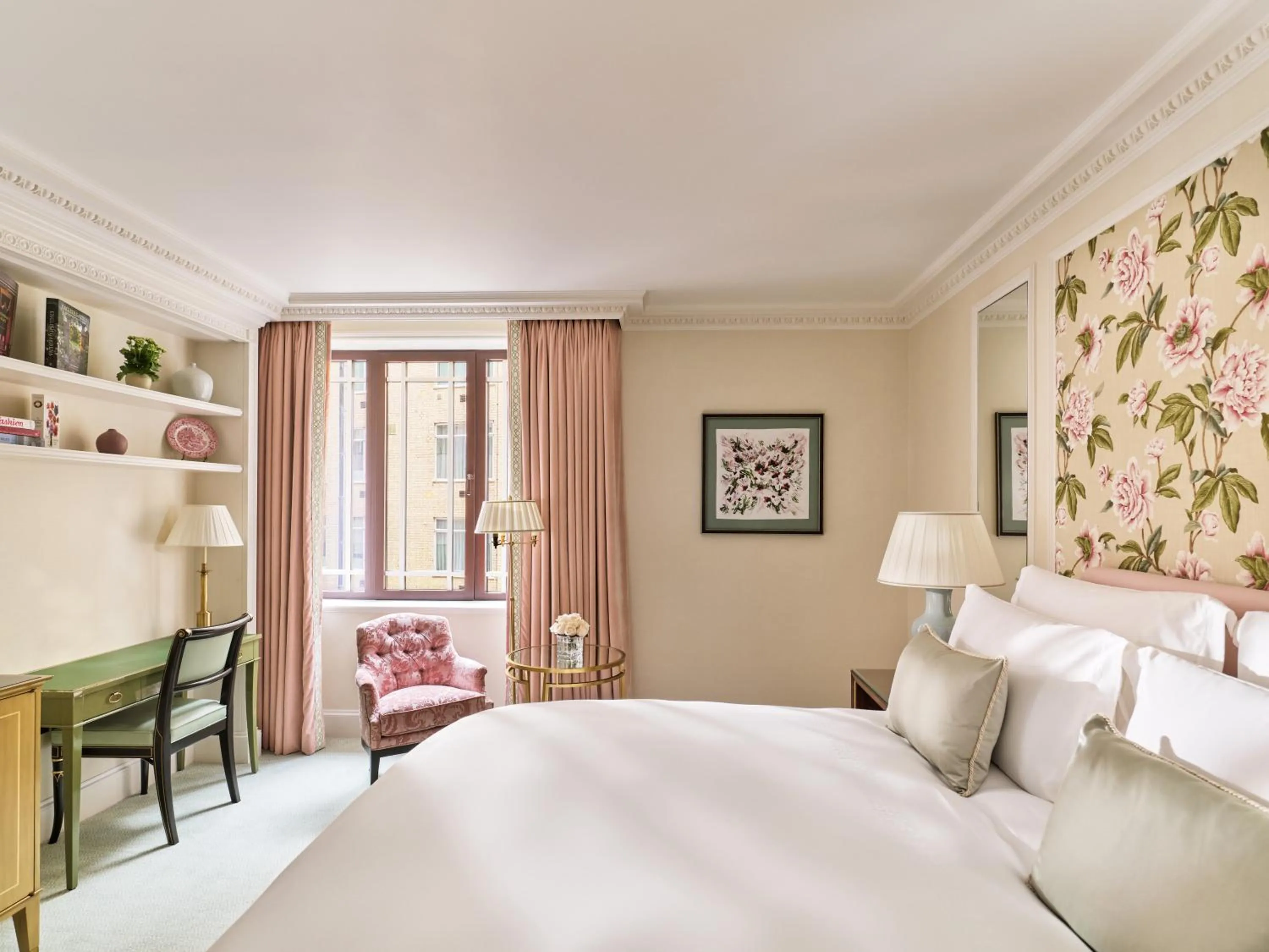 Bedroom, Bed in The Dorchester - Dorchester Collection
