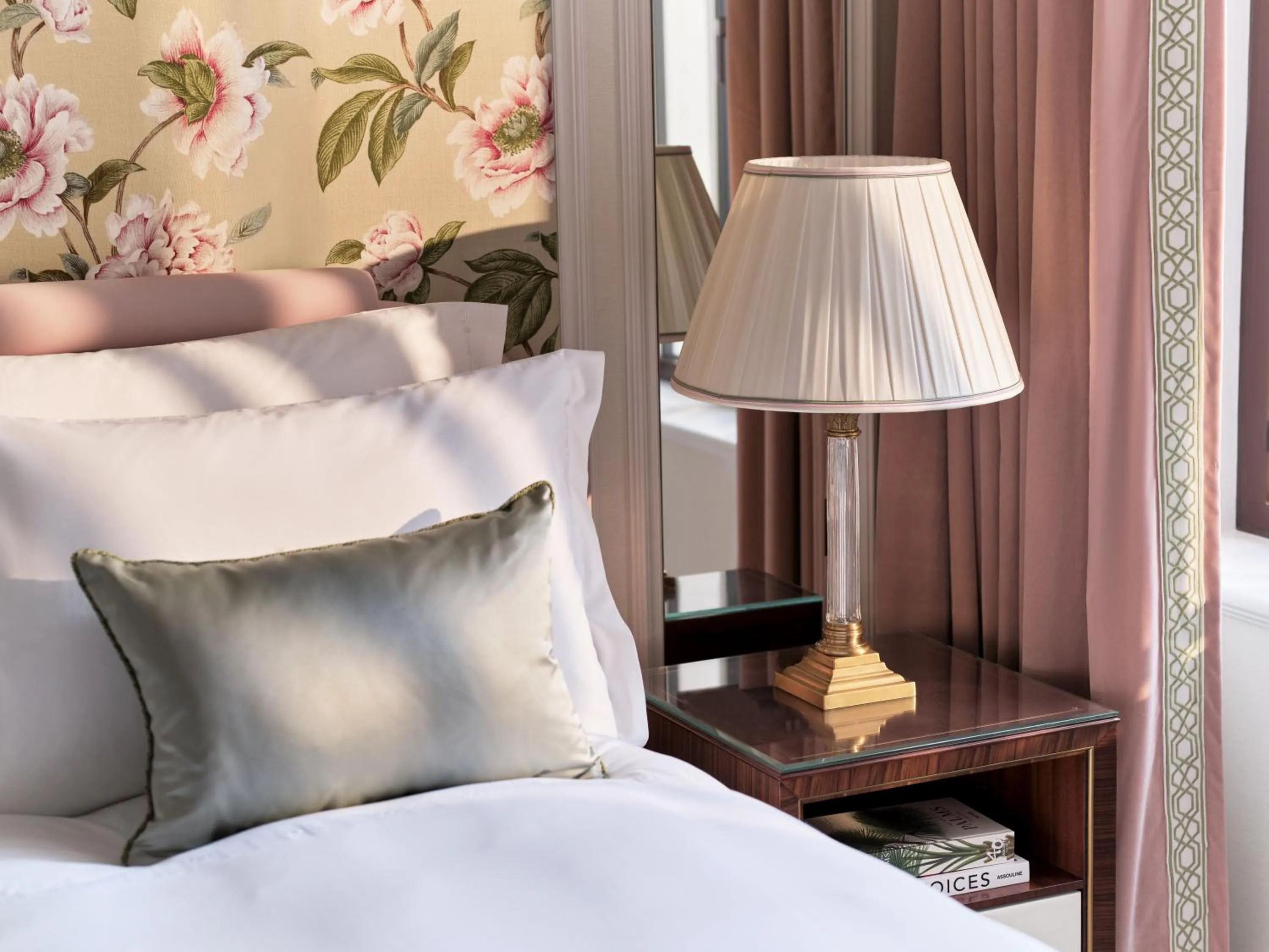Bedroom, Bed in The Dorchester - Dorchester Collection