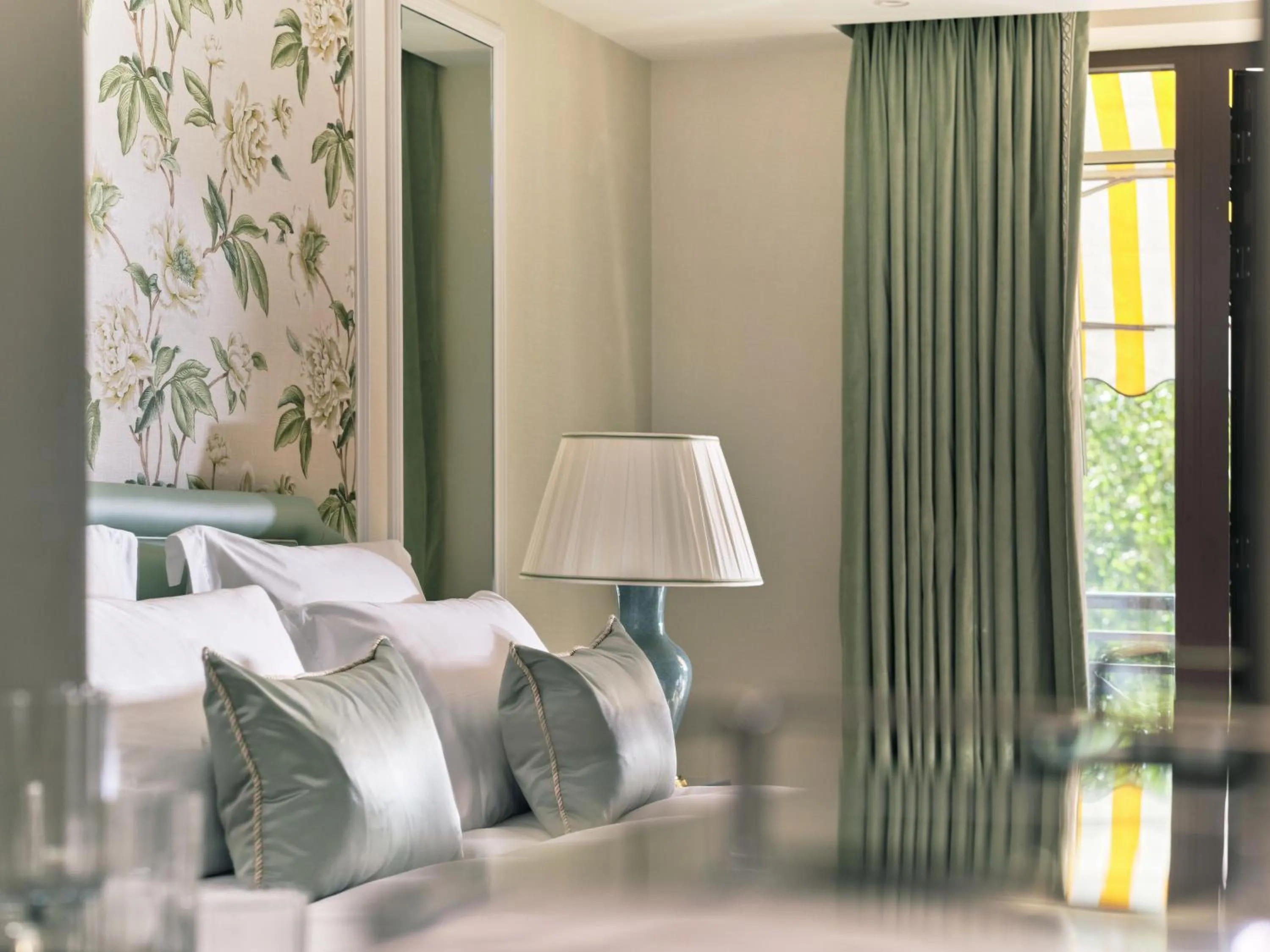 Bedroom, Bed in The Dorchester - Dorchester Collection