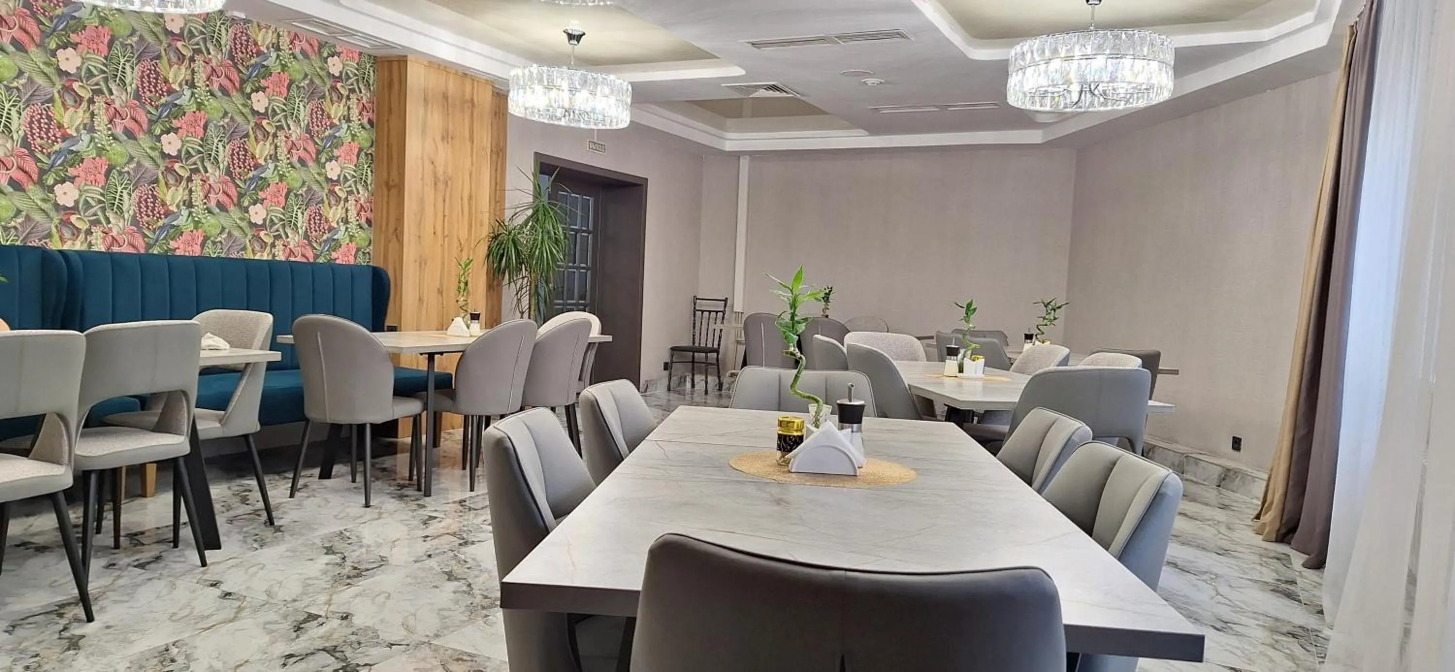 Restaurant/places to eat in "Rush Hotel"