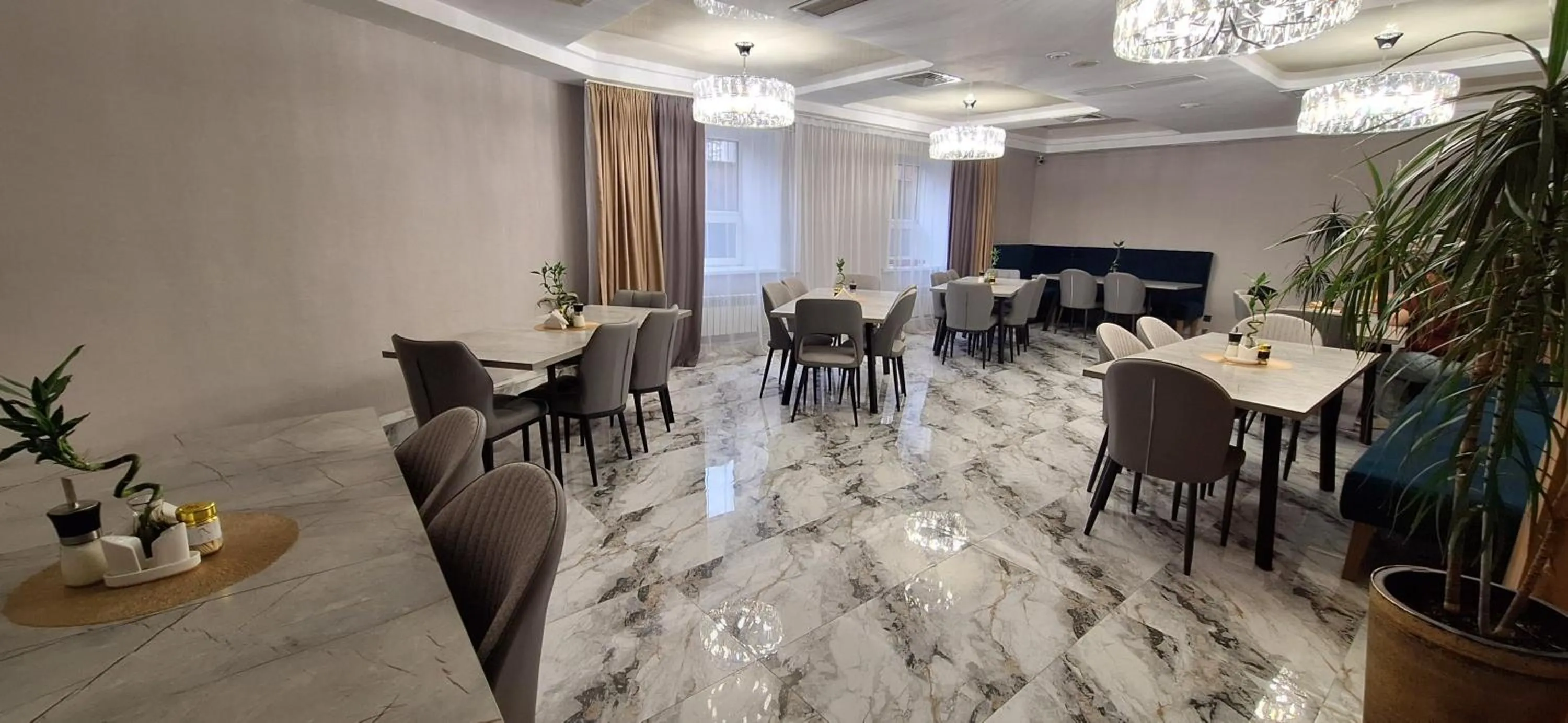 Restaurant/places to eat in "Rush Hotel"