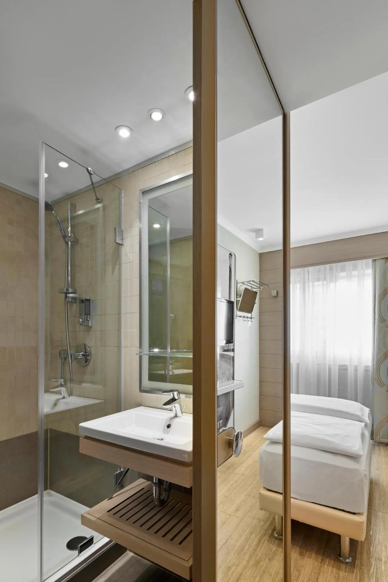 Bathroom, Bed in TITANIC Comfort Mitte