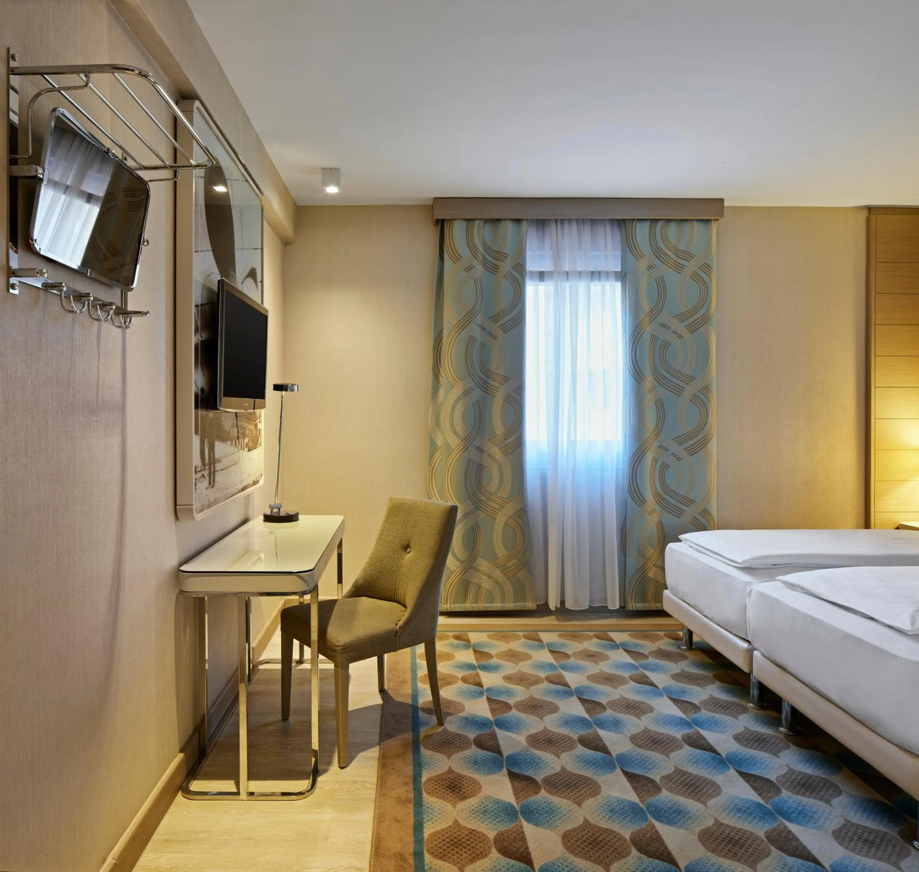 TV and multimedia, Bed in TITANIC Comfort Mitte