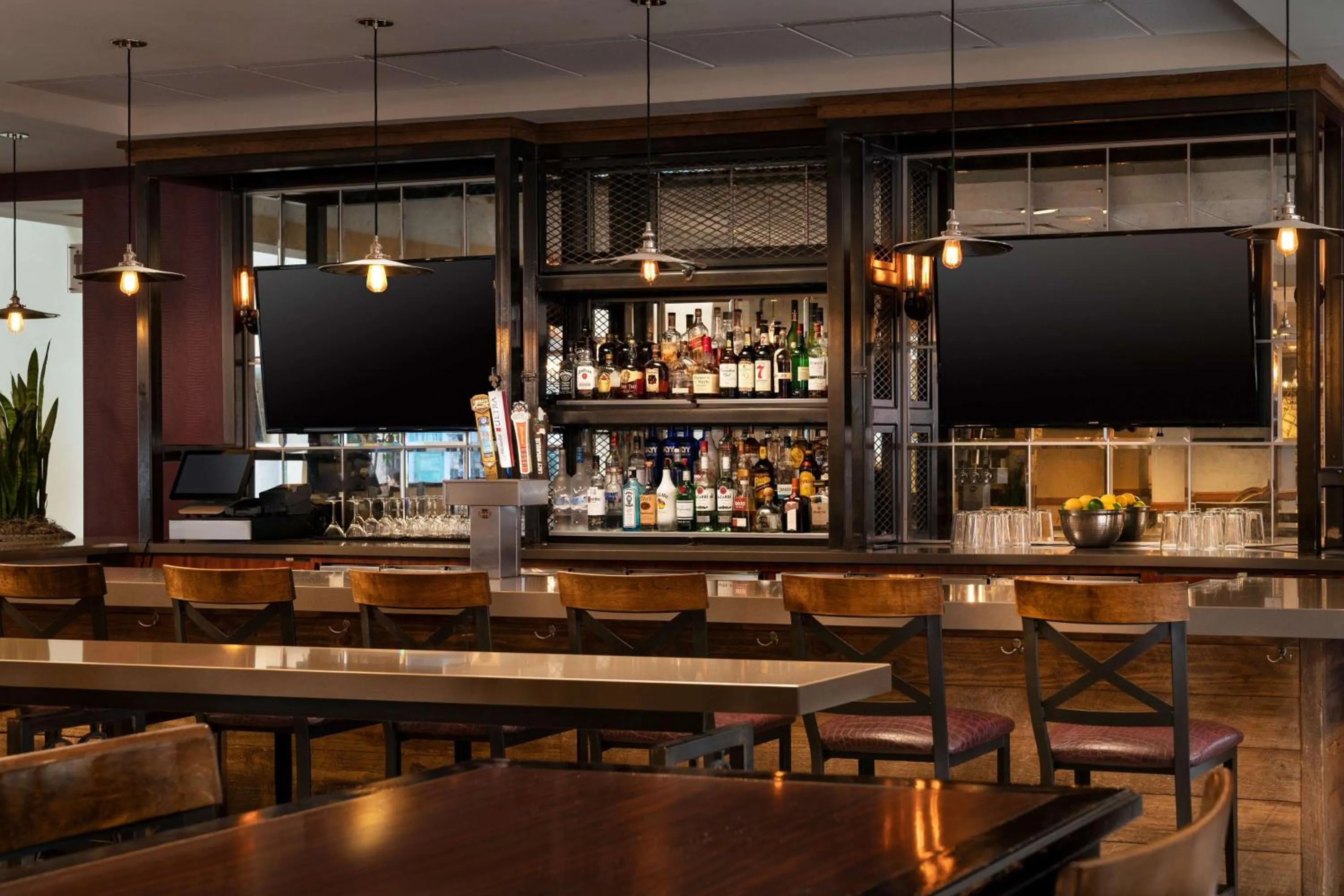 Lounge or bar in Embassy Suites by Hilton New Orleans Convention Center