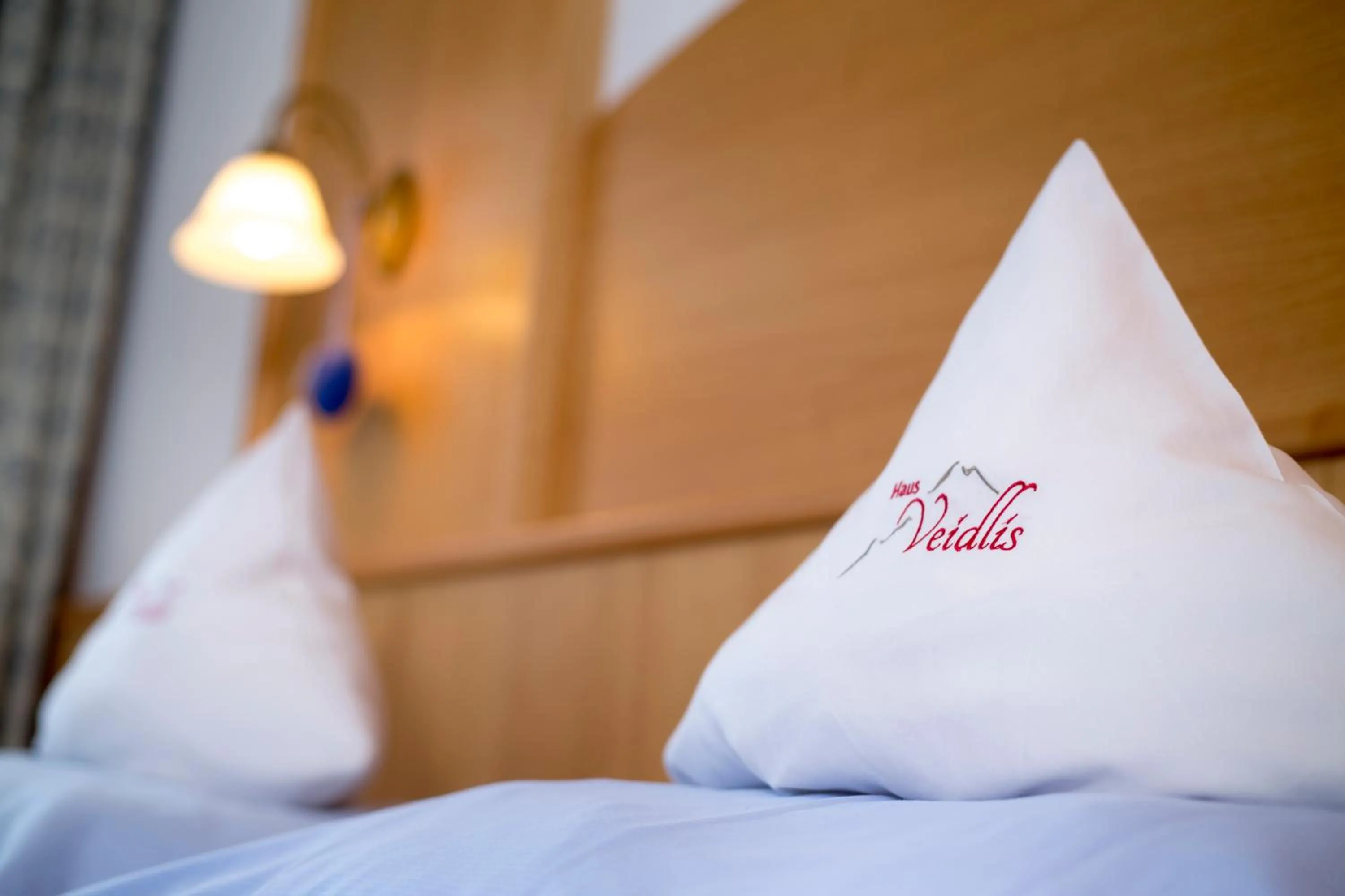 Decorative detail, Bed in Haus Veidlis, Familie Obkircher