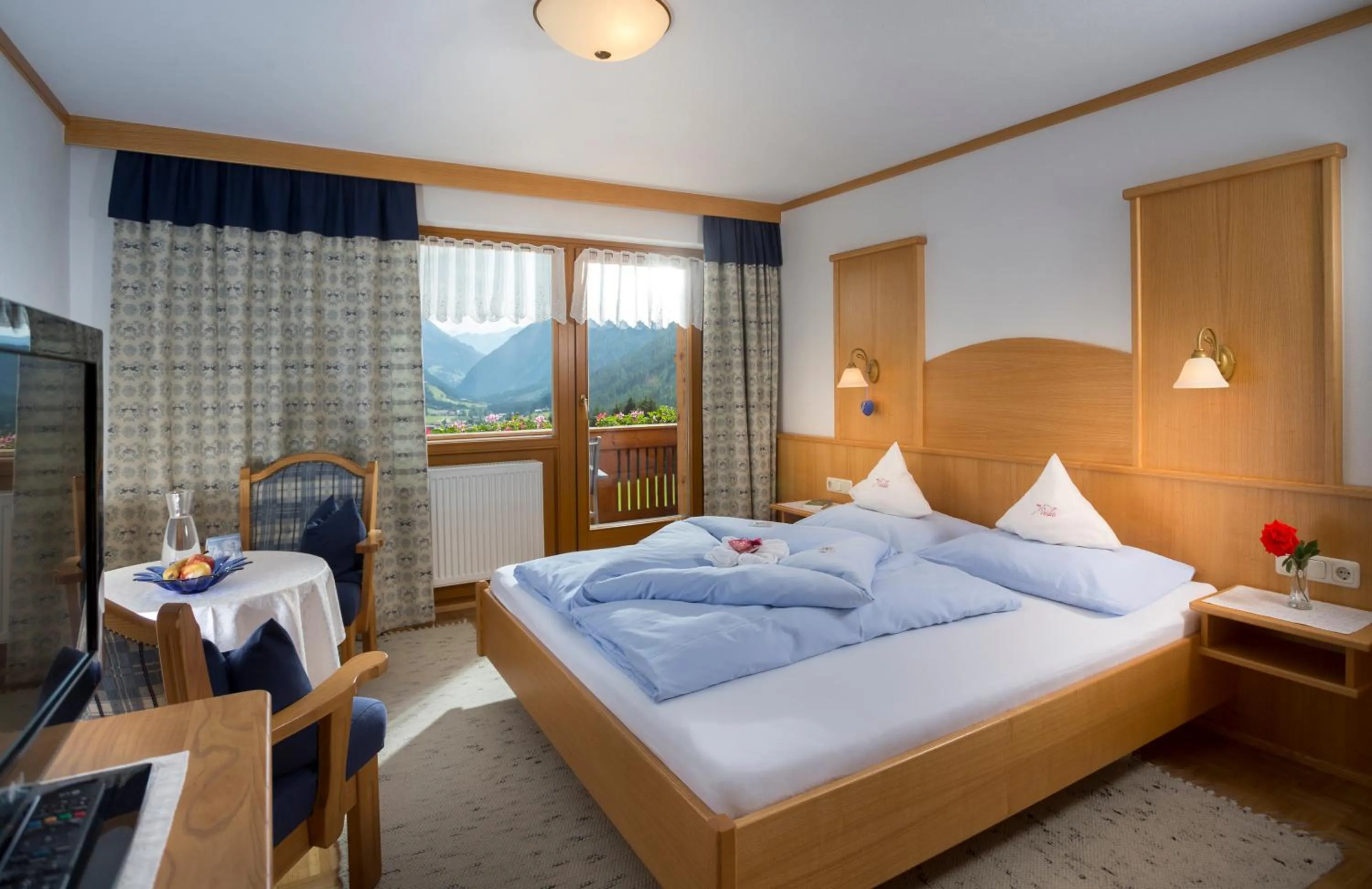 Photo of the whole room, Bed in Haus Veidlis, Familie Obkircher